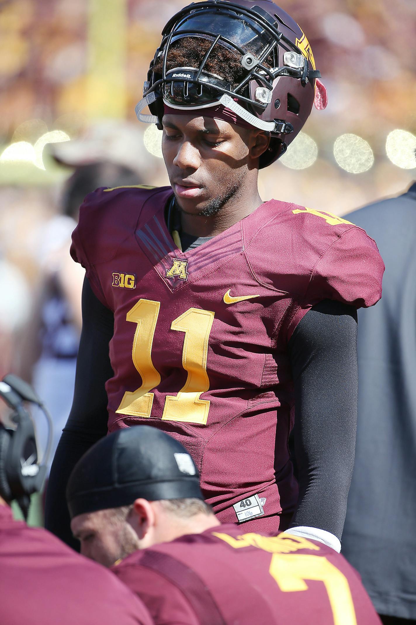 Minnesota's back-up quarterback Demry Croft listened to coaches near starting quarterback Mitch Leidner in the fourth quarter as the Gophers took on Kent State at TCF Bank Stadium, Saturday, September 19, 2015 in Minneapolis, MN. ] (ELIZABETH FLORES/STAR TRIBUNE) ELIZABETH FLORES &#x2022; eflores@startribune.com