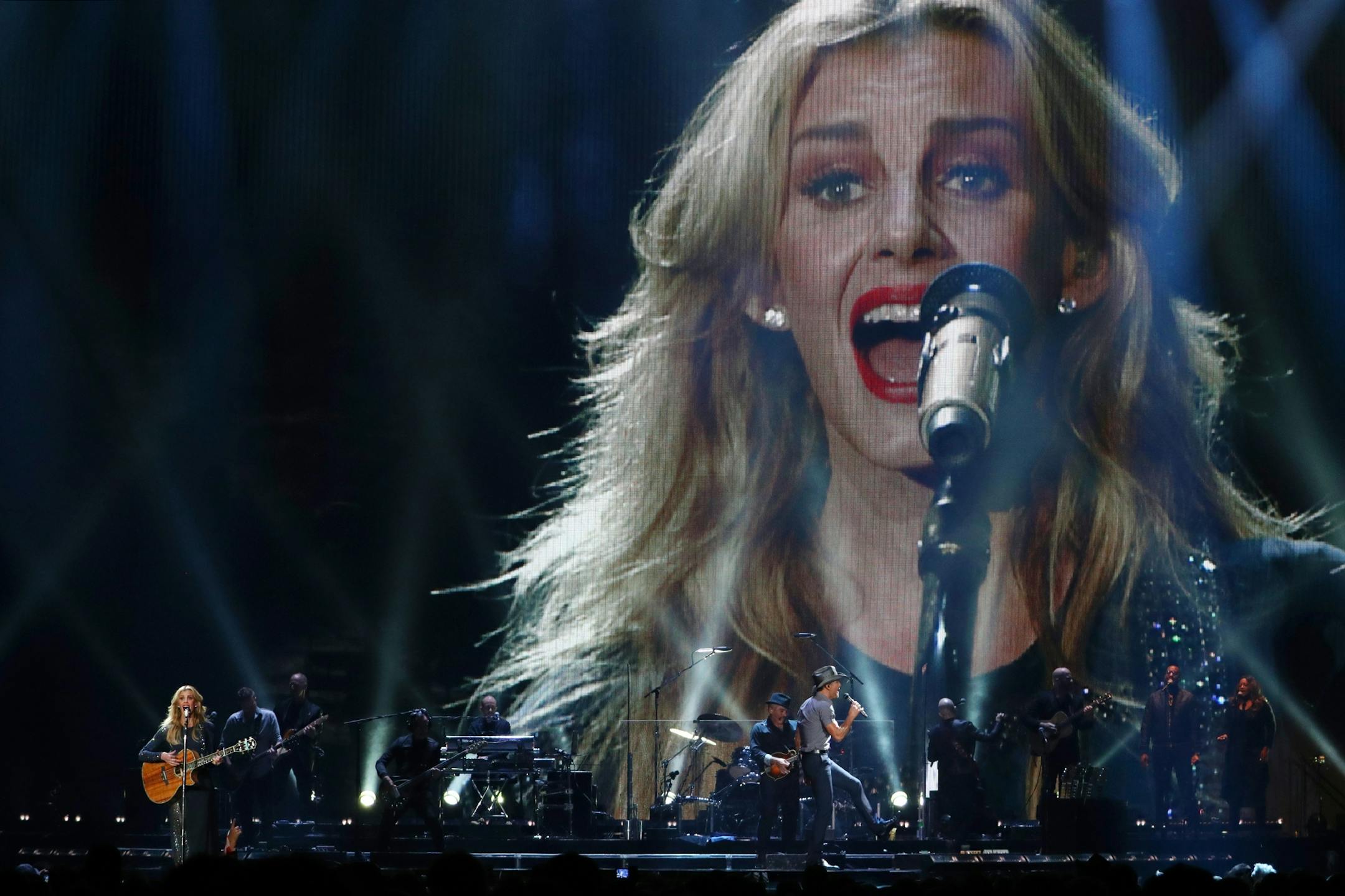 Country superstar couple Tim McGraw and Faith Hill performed together Friday in St. Paul.