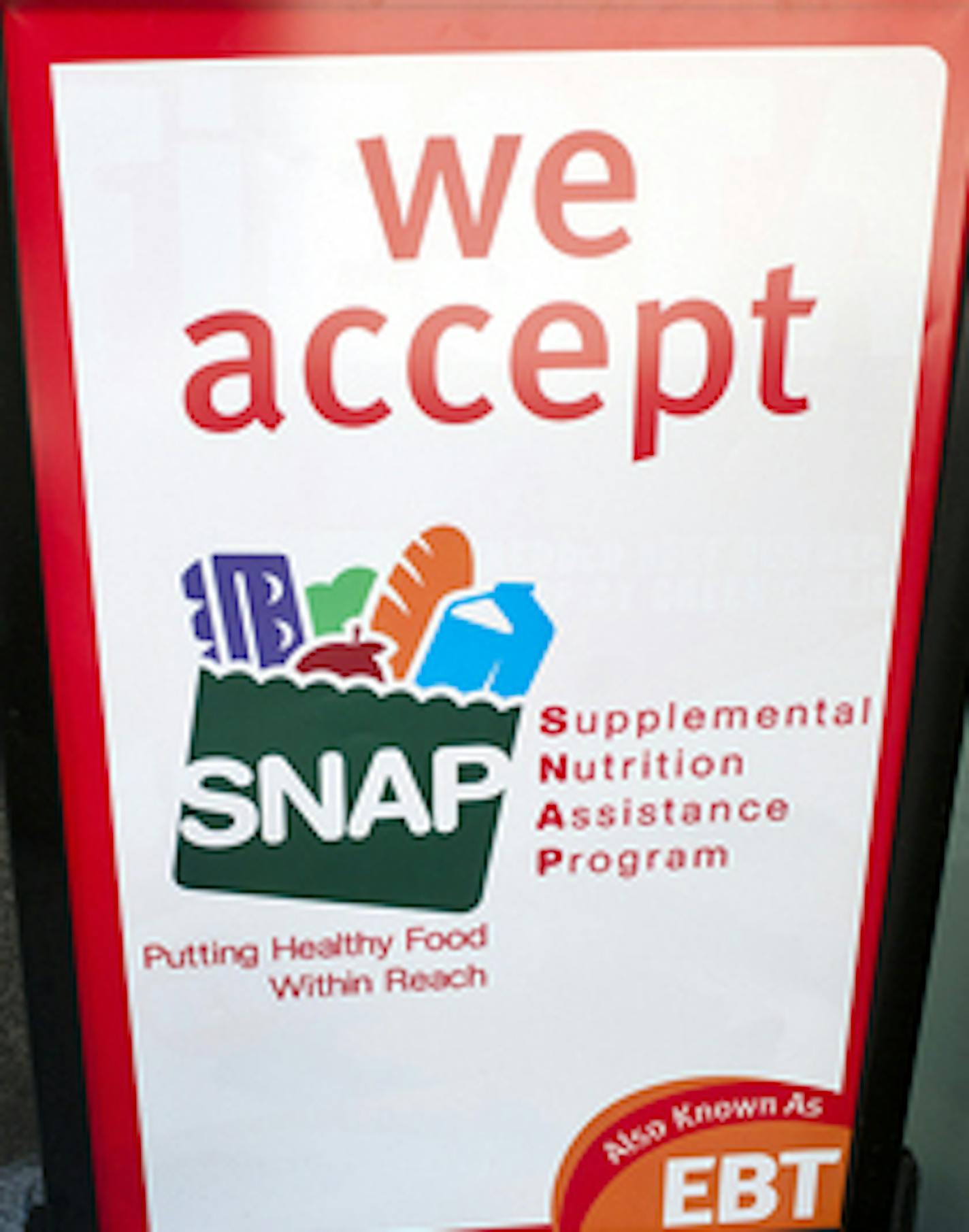 A sign in front of a 7-Eleven in New York announces that the convenience store accepts SNAP (Supplemental Nutrition Assistance Program), on Oct. 20, 2012. Seattle is testing a program where those who receive SNAP can use it to buy groceries online and have them delivered. (Richard B. Levine/Sipa USA/TNS) ORG XMIT: 1618448