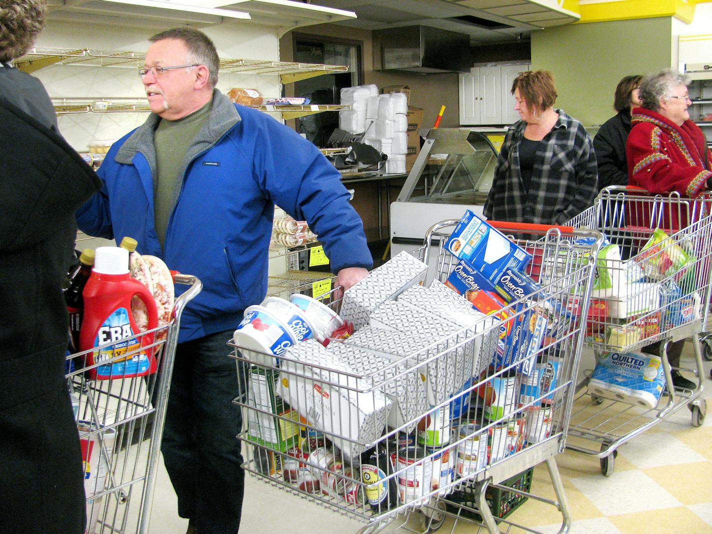 t1.15 Janna Goerdt -- goerdtZUPS01015c1 -- Gene Palm waits in a long line of shoppers at the Zup's Food Market in Aurora on Monday. Local shoppers are sad to see the 40 year-old grocery store close.