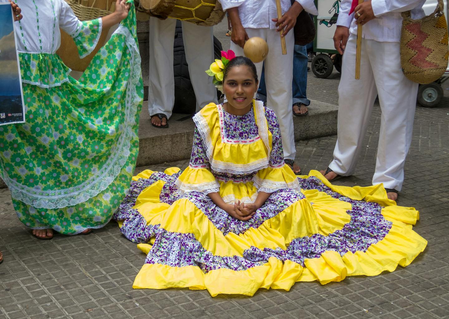 GETTR051814 - 7112 &#x201a;&#xc4;&#xec; Street performers in traditional Caribbean dress take a break in Cartagena.