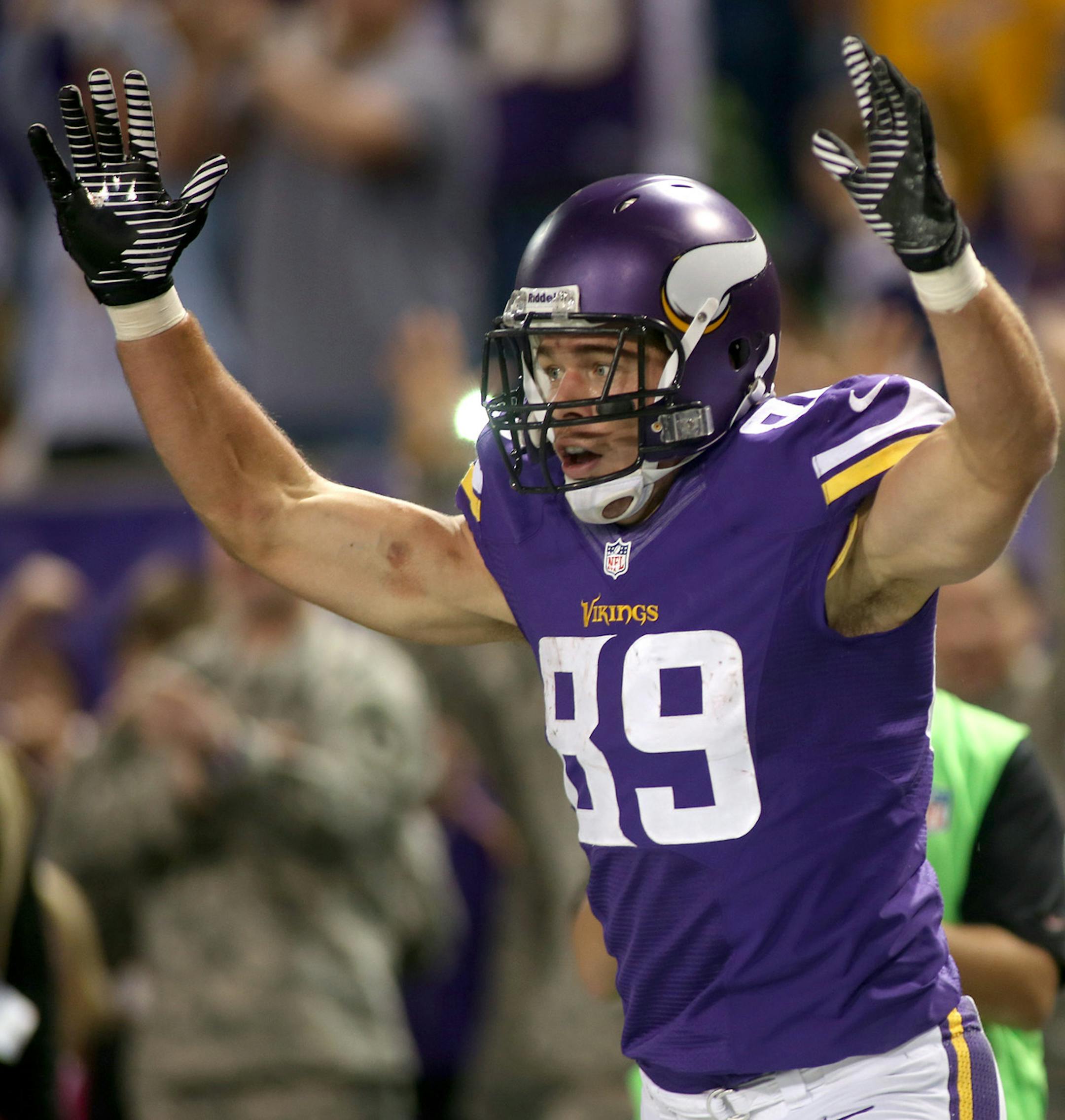 Minnesota Vikings tight end John Carlson (89) celebrated his first touchdown in the third quarter as the Vikings took on the Washington Redskins, Thursday, November 7, 2013 at Mall of America Field in Minneapolis, MN. (ELIZABETH FLORES/STAR TRIBUNE) ELIZABETH FLORES • eflores@startribune.com