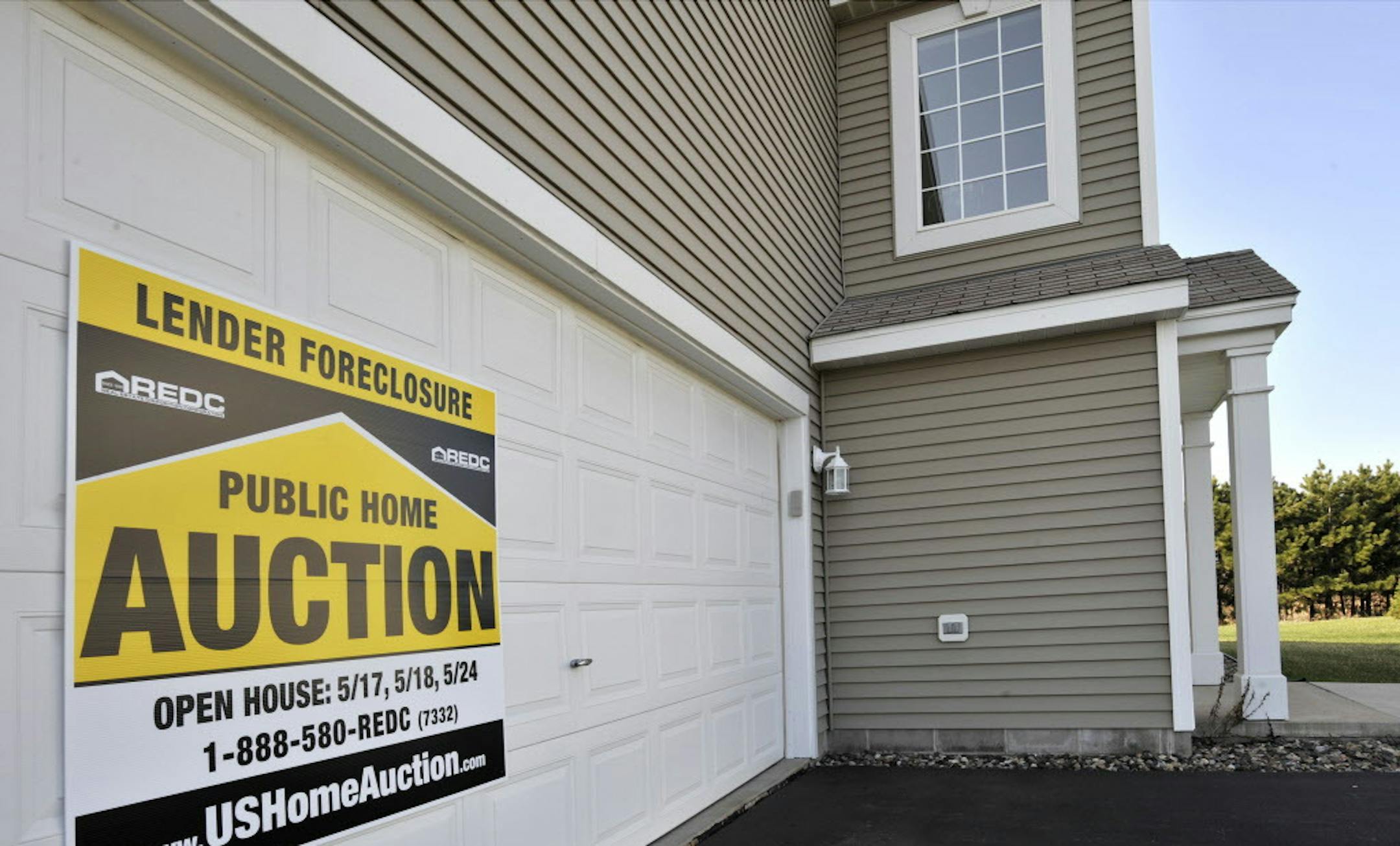 SUBMITTED FOR FILE -- GLEN STUBBE ï gstubbe@startribune.com -- Tuesday, April 29, 2008 -- Apple Valley, Minn. -- A foreclosed Apple Valley twinhome offered for auction by US Home Auction. Lender foreclosure foreclose