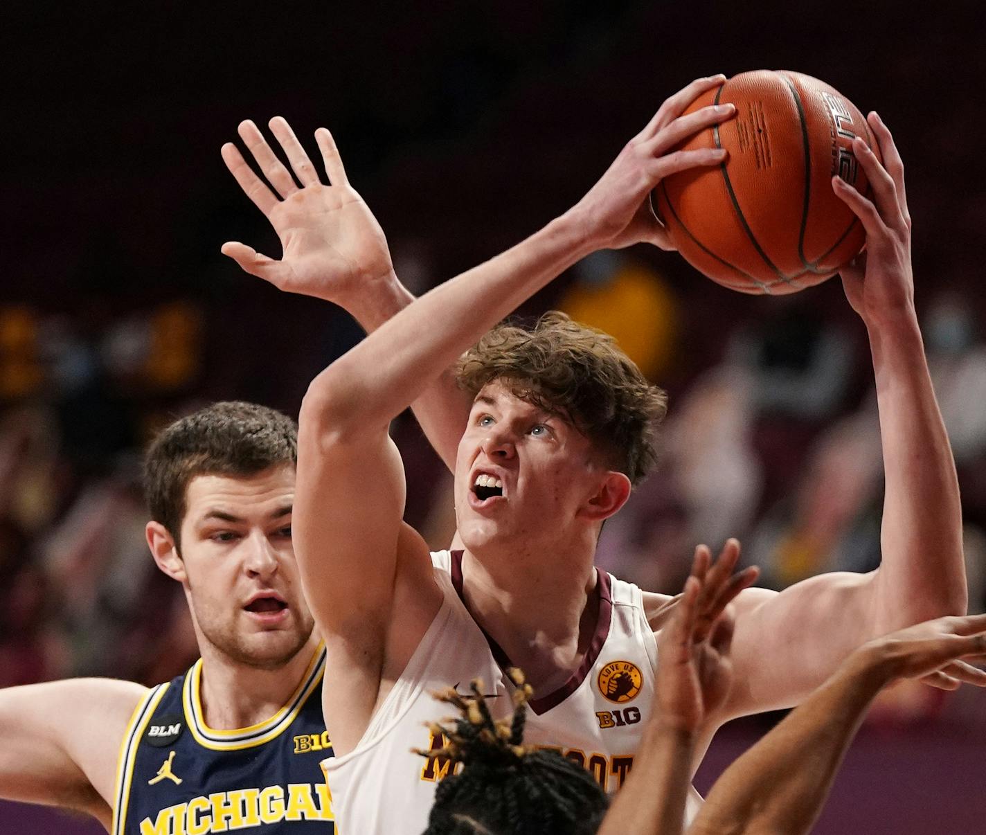 Gophers center Liam Robbins drove to the basket between Michigan defenders on Saturday.