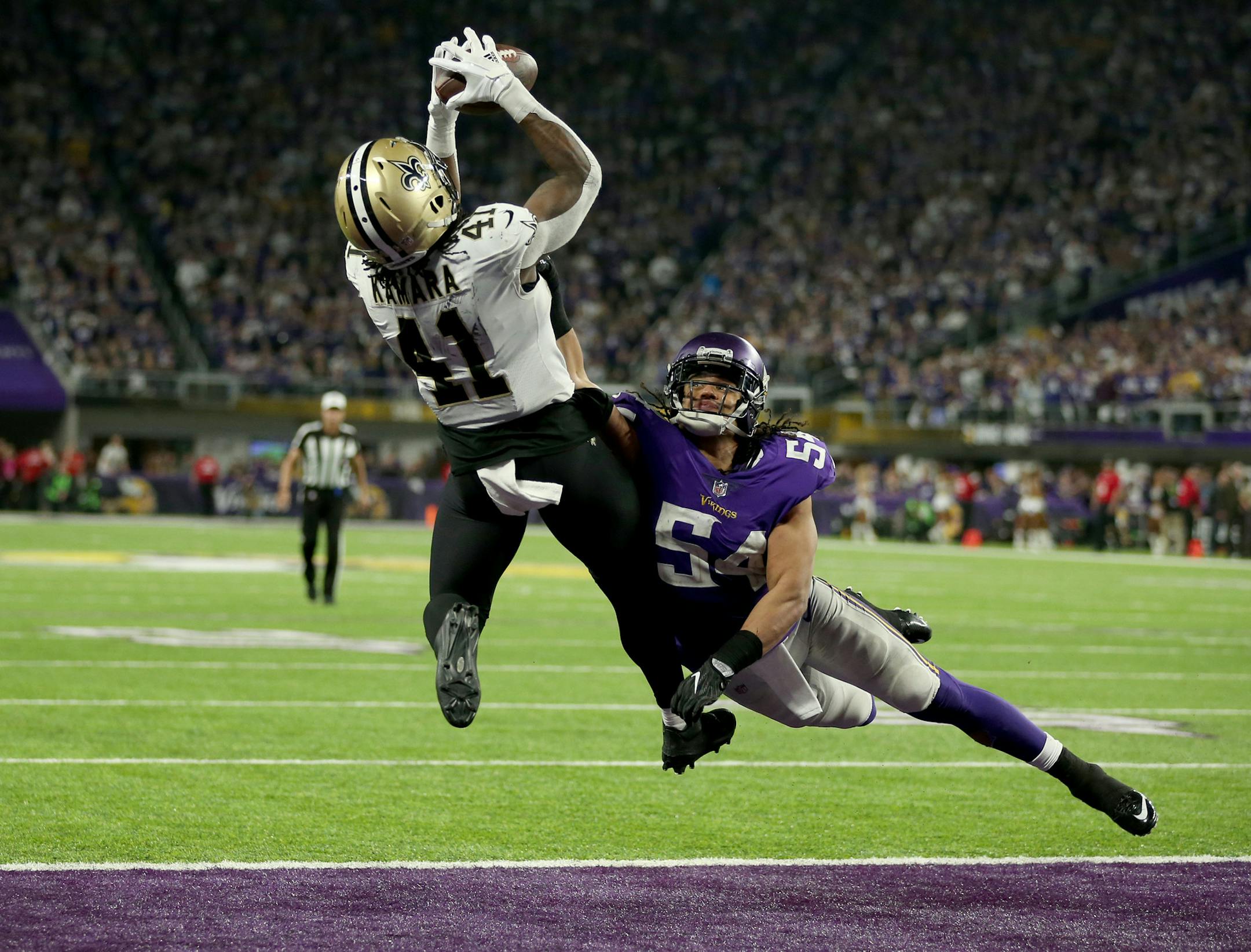 Saints running back Alvin Kamara made a touchdown catch in the fourth quarter as Vikings middle linebacker Eric Kendricks defended.