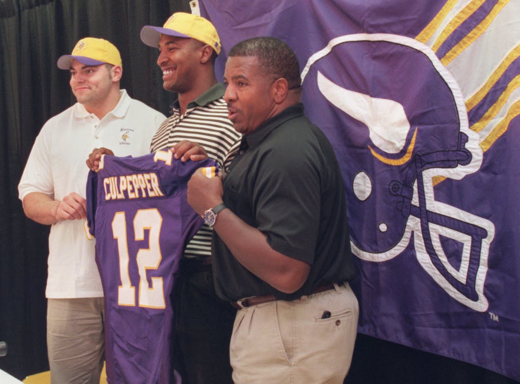 Daunte Culpepper, center, with Jim Kleinsasser and Vikings coach Dennis Green in 1999 after the quarterback was drafted No. 11 overall. 