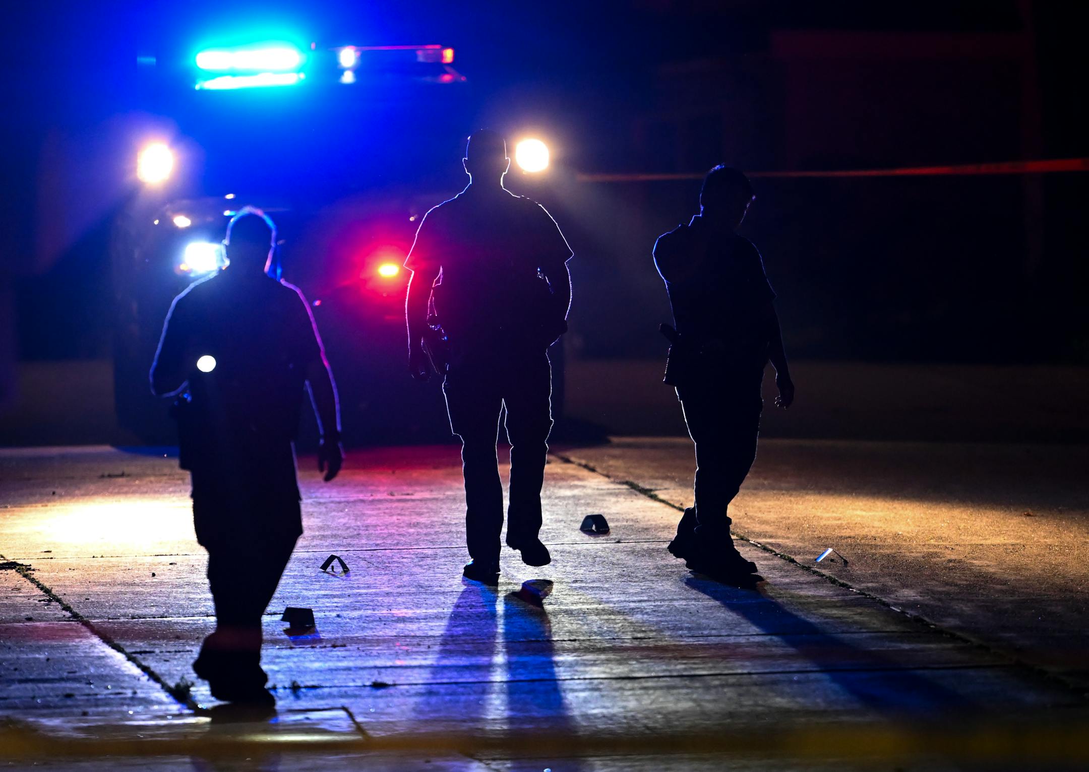 Police search for evidence near where a Minneapolis Police Officer was shot earlier in the night near Webber Parkway and Colfax Avenue North Friday, Aug. 11, 2023 in Minneapolis, Minn. ] AARON LAVINSKY • aaron.lavinsky@startribune.com