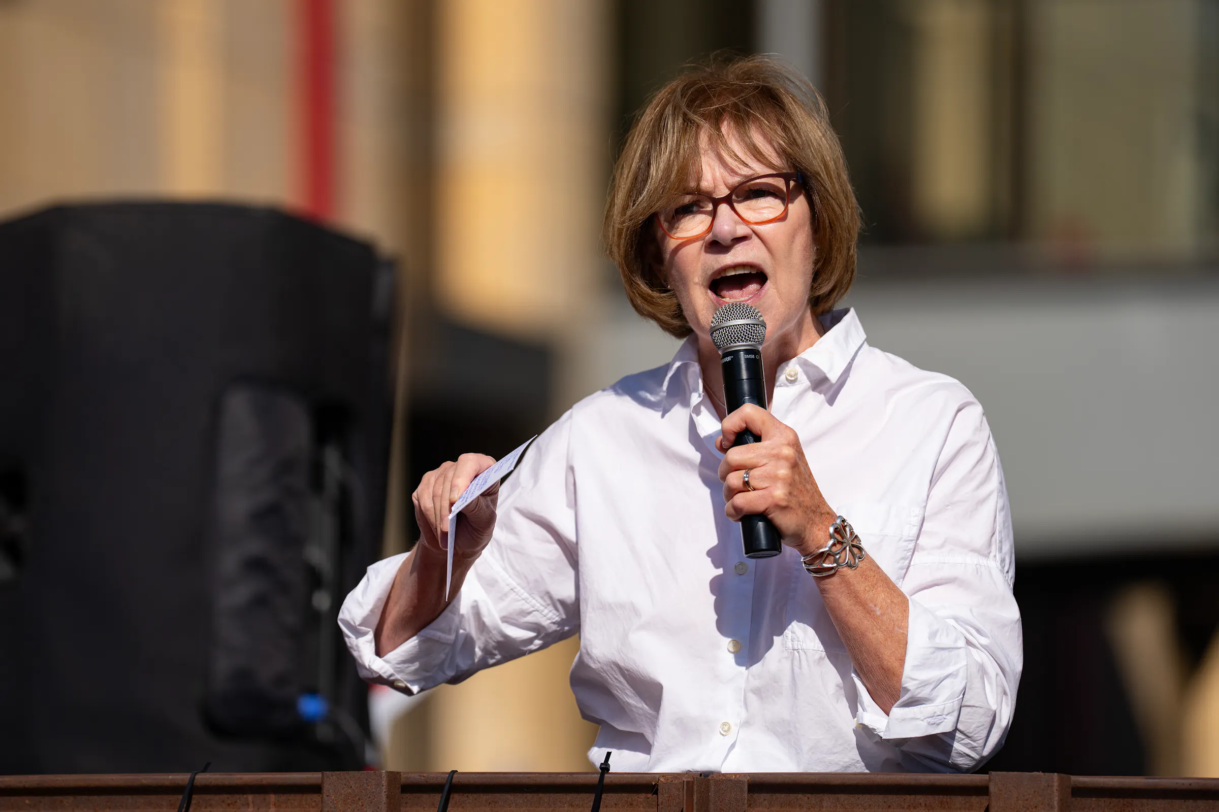 Tina Smith unterstützt Peggy Flanagan im Rennen um den US-Senat