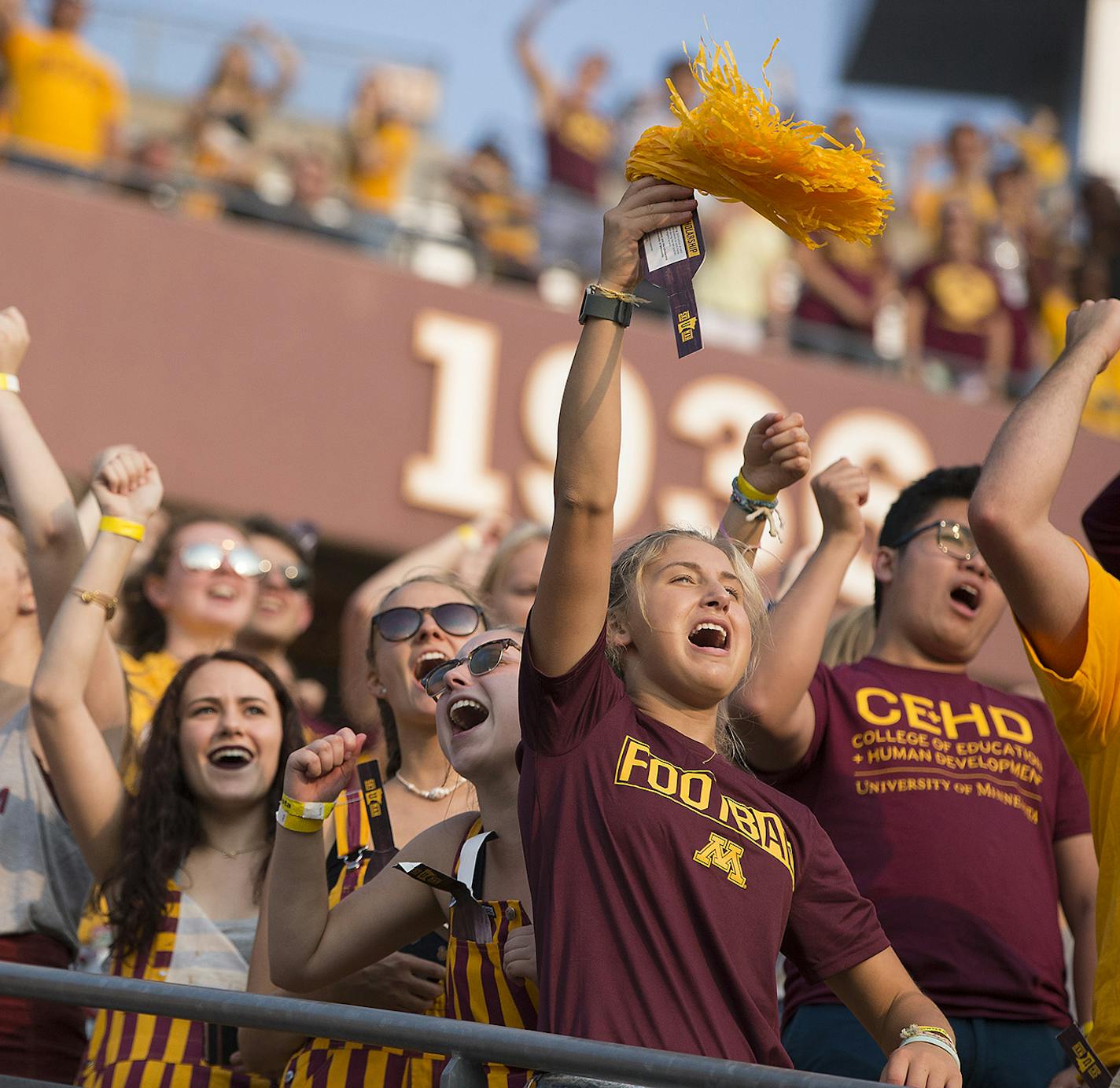 Minnesota fans cheered on the Gophers football team as they took on the Buffalo Bulls at TCF Bank Stadium, Thursday, August 31, 2017 in Minneapolis, MN. ] ELIZABETH FLORES &#x2022; liz.flores@startribune.com