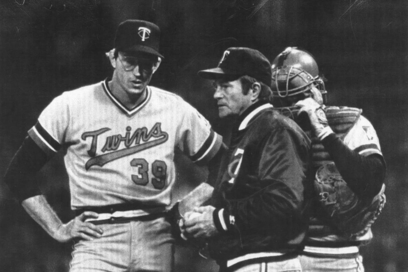 Manager Billy Gardner and Ron Davis with Tim Laudner looking on.