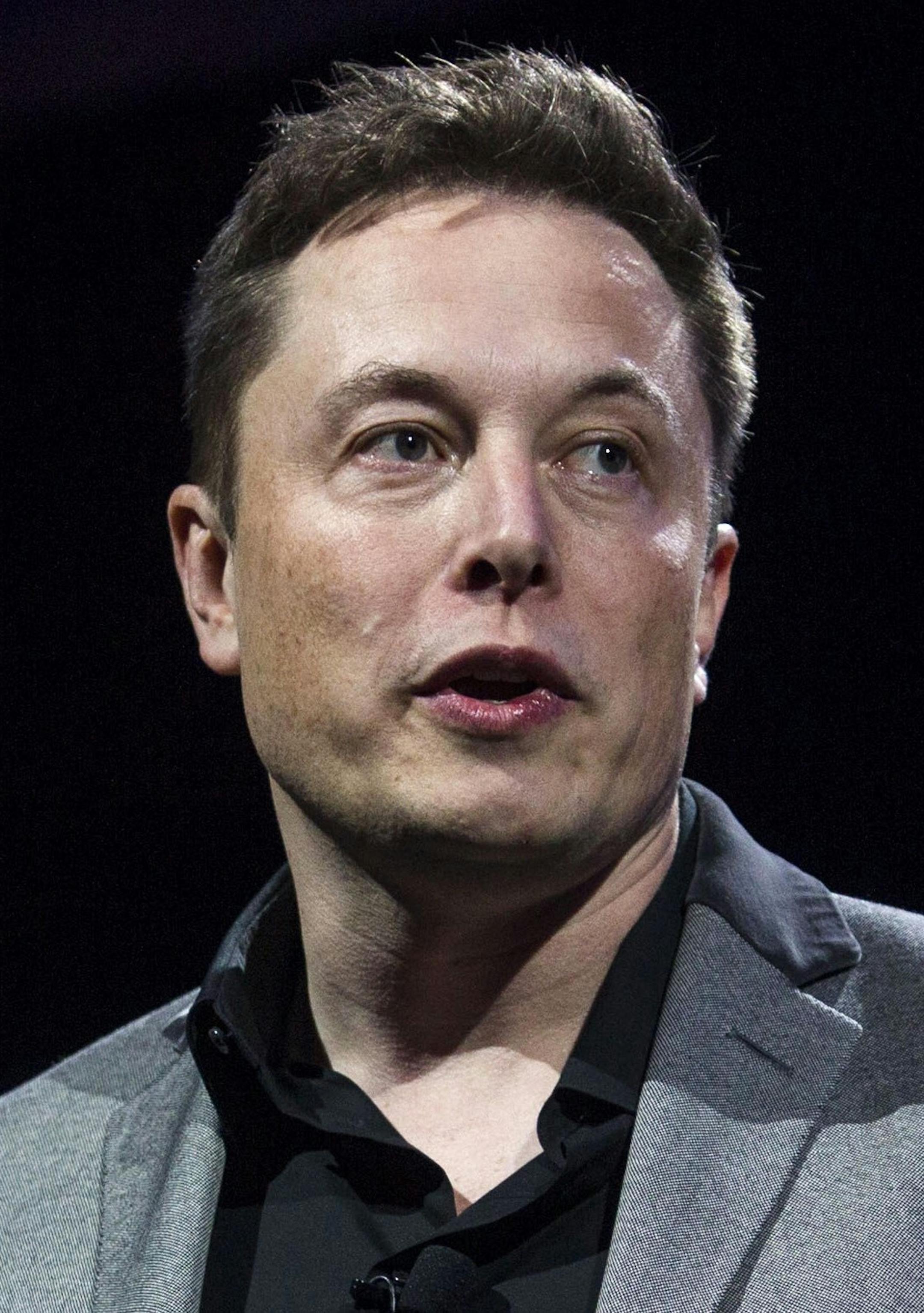 Elon Musk, CEO of Tesla Motors Inc., unveils the company&#xed;s newest products, Powerwall and Powerpack in Hawthorne, Calif., Thursday, April 30, 2015. (AP Photo/Ringo H.W. Chiu) ORG XMIT: NYOTK
