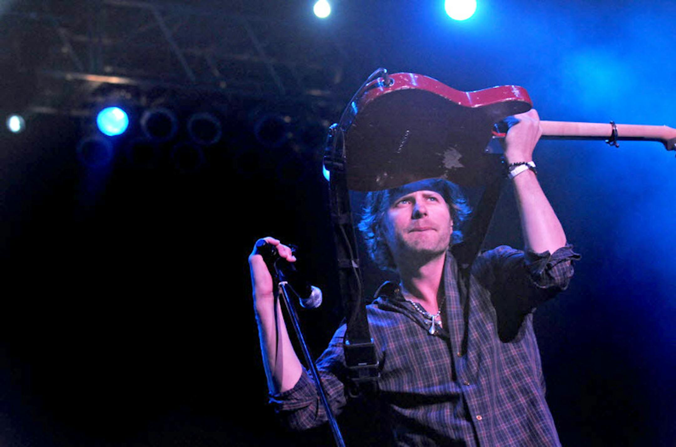 Dierks Bentley used his guitar as a light shade when he said he was "looking for angels."