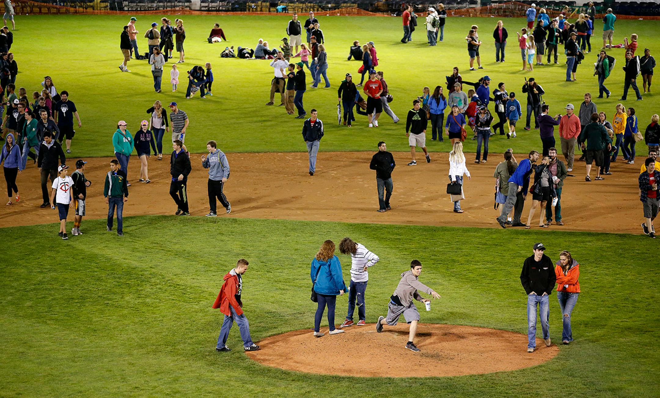 Fan walked onto the field at the end of the St. Paul Saints final game at Midway Stadium on Thursday night. ] CARLOS GONZALEZ cgonzalez@startribune.com - August 28, 2014, St. Paul, Minn., Midway Stadium, St. Paul Saints baseball vs. Winnipeg - Final Saints game at Midway Stadium