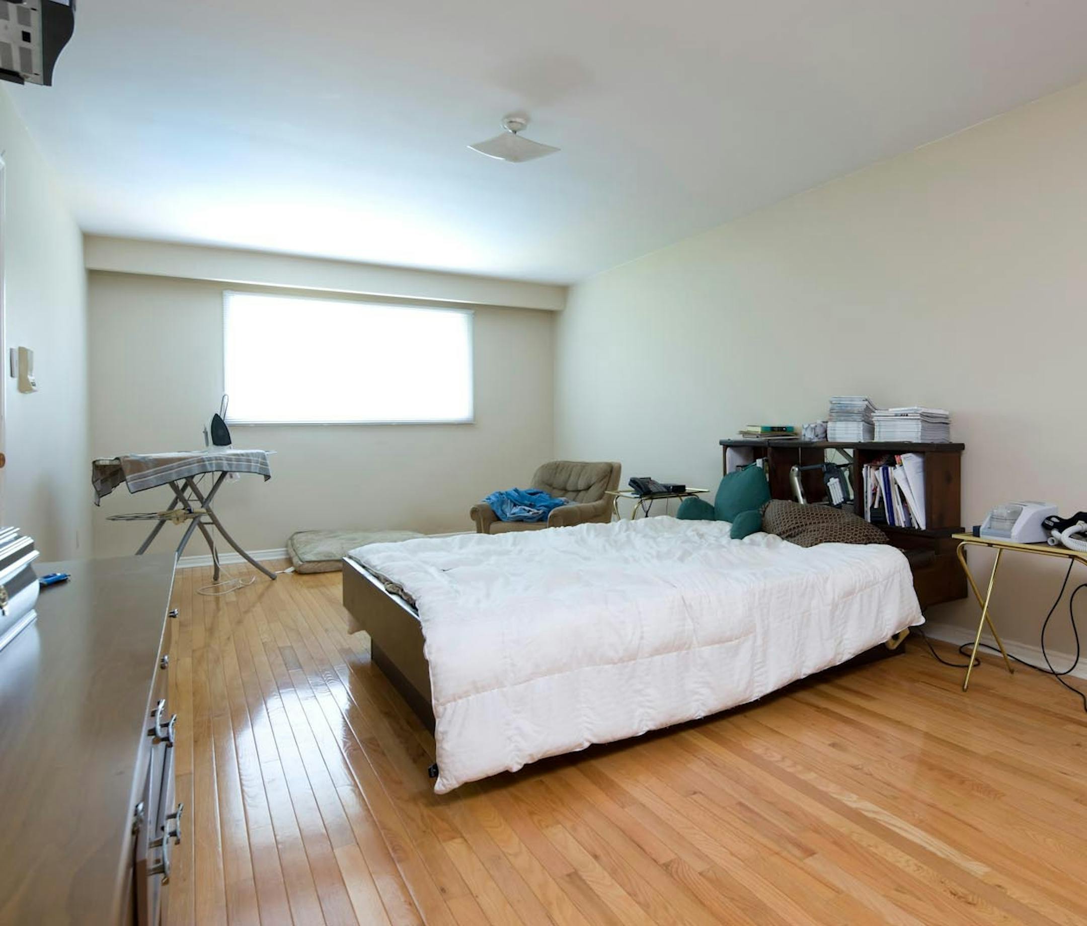 SH13J119CANDICETELLSALL Oct. 14, 2013 -- Genny and Steve's bedroom was huge but sparsely decorated, with a waterbed taking center stage. (SHNS photo courtesy HGTV) (Newscom TagID: shnsphotos147983.jpg) [Photo via Newscom]