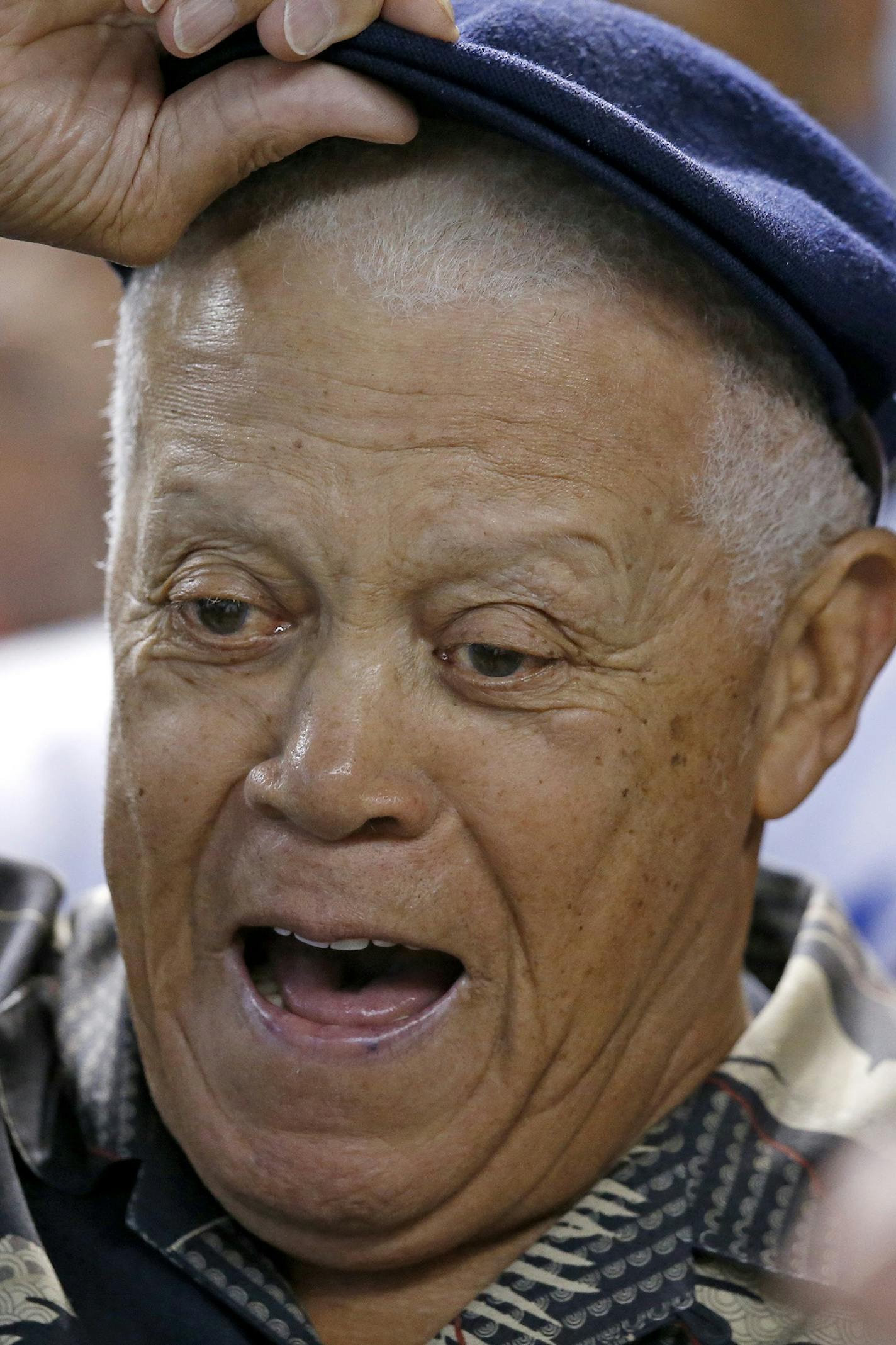 Former Los Angeles Dodgers player Maury Wills talks with fans during the first inning of a baseball game between the Dodgers and the Arizona Diamondbacks Saturday, Sept. 17, 2016, in Phoenix. The Dodgers defeated the Diamondbacks 6-2. (AP Photo/Ross D. Franklin) ORG XMIT: RFOTK202