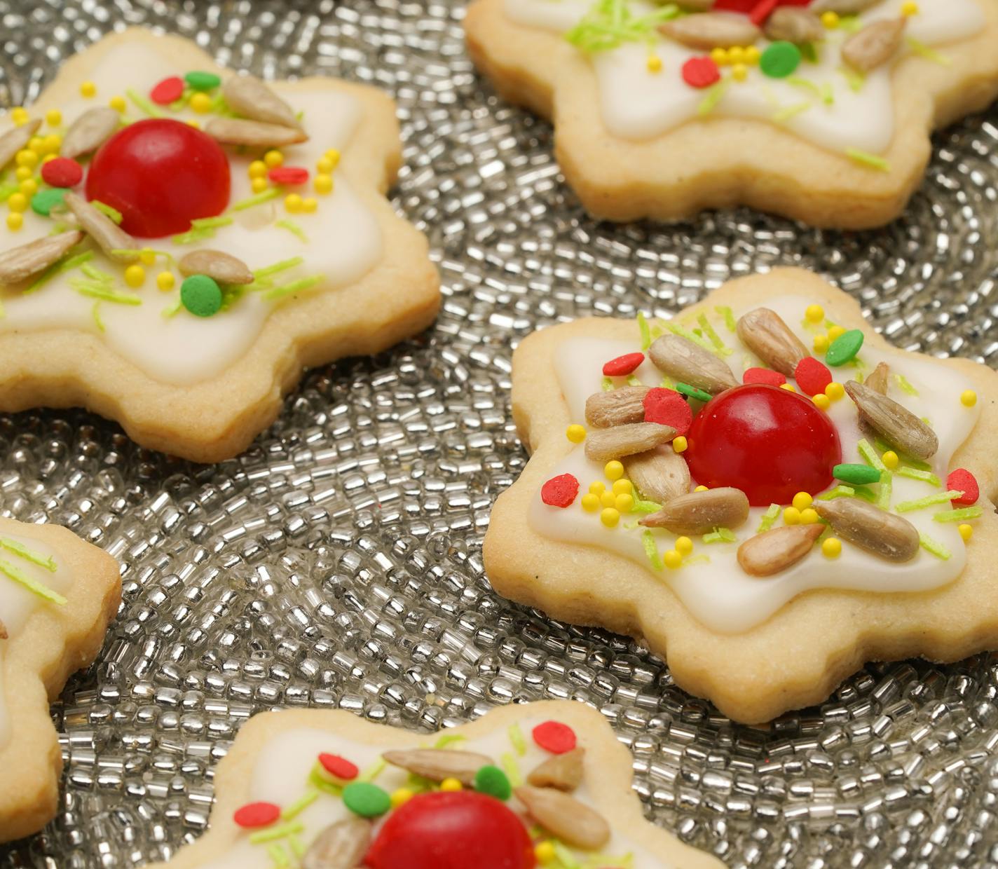 The 17th annual Star Tribune Holiday Cookie Contest. Five winning recipes, plus short stories on each cookie/contestant, sidebars on events. ] GLEN STUBBE &#x2022; glen.stubbe@startribune.com Thursday, November 14, 2019