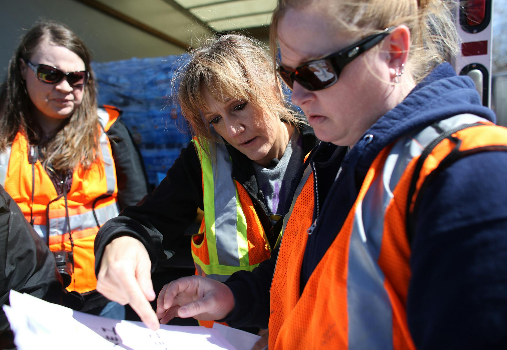 Organizers Penny Castano, left, and Krytsal Murphy-Johnson, went of the different zone maps as they prepared to search for Barway Collins. ] (KYNDELL HARKNESS/STAR TRIBUNE) kyndell.harkness@startribune.com Citizen-organized search for missing Crystal 10-year-old, Barway Collins at North Mississippi Regional Park in Minneapolis Min., Thursday, April 2, 2014.