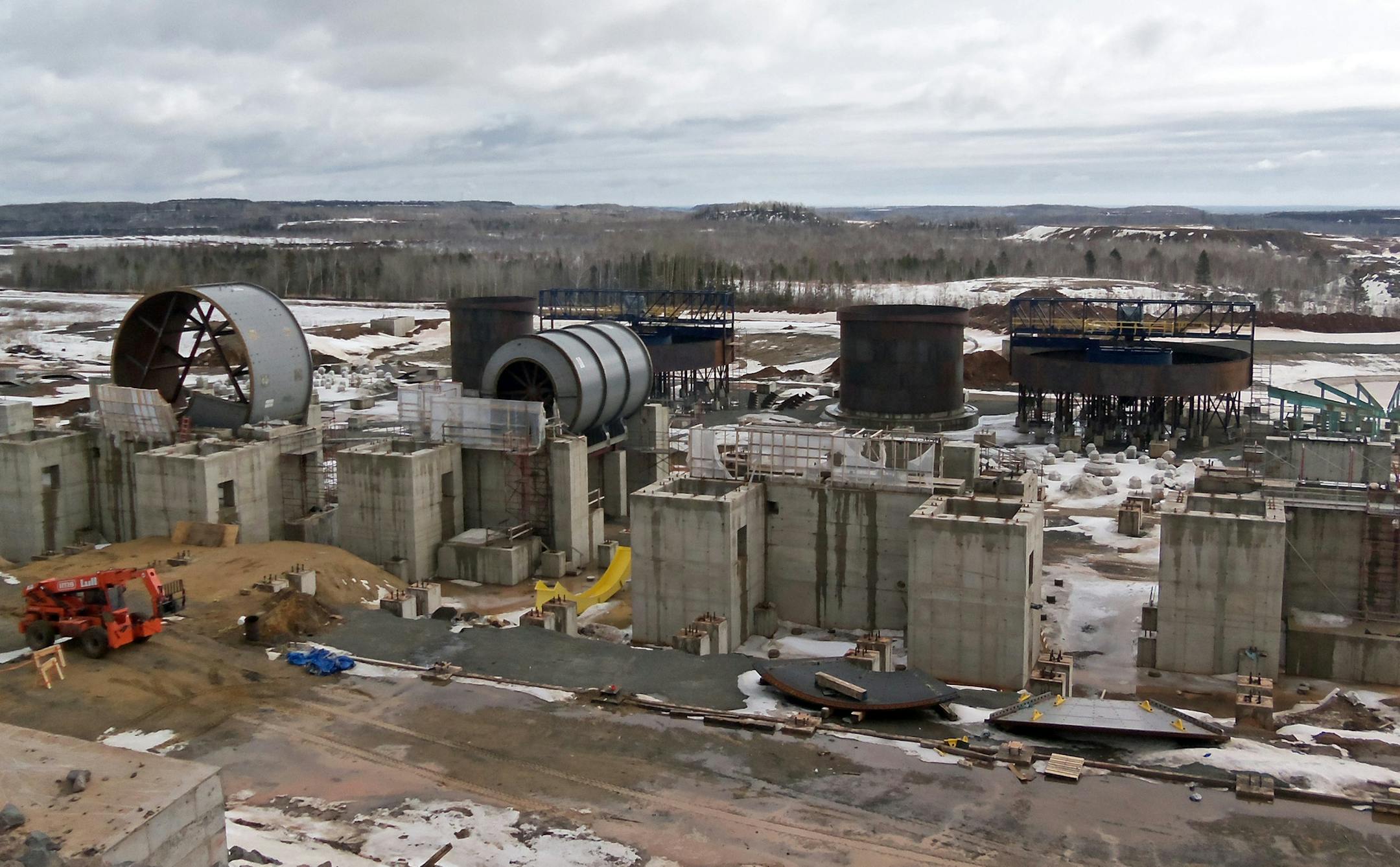 autogenous mill and tank installations in the concentrating area - provided by Essar work underway at a taconite processing facility on the Iron Range in Minnesota
