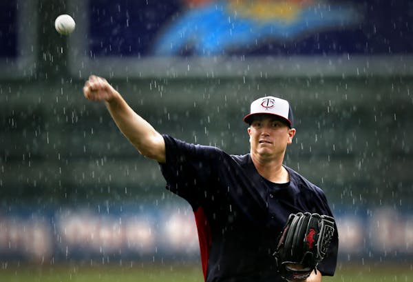 Twins pitcher Kyle Gibson warms up in the rain Friday evening. ] BRIAN PETERSON &#x201a;&#xc4;&#xa2; brianp@startribune.com Minneapolis, MN - 06/28/20