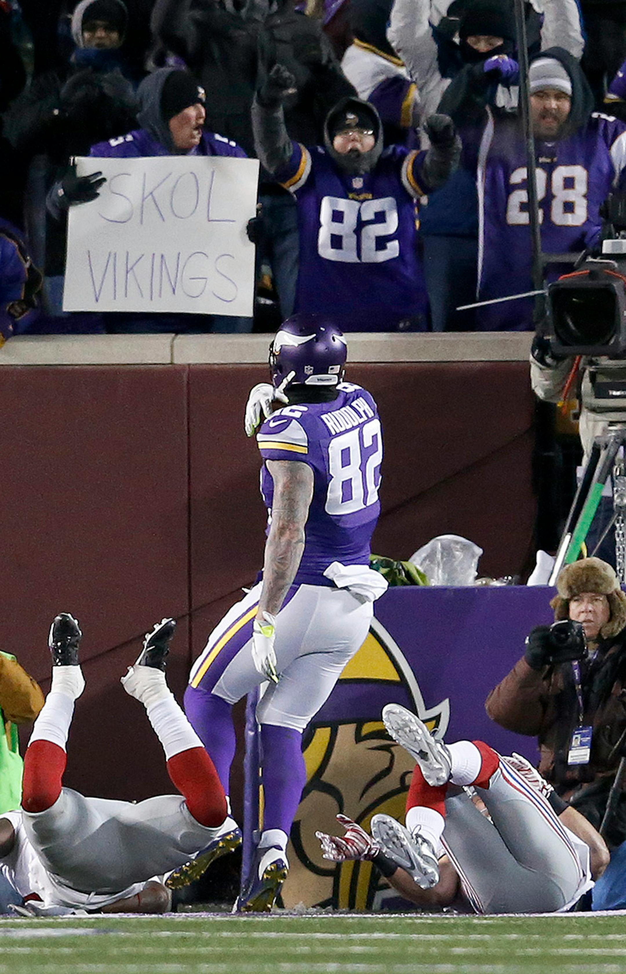 Vikings tight end Kyle Rudolph (82) scored a 28-yard touchdown between two Giants defenders in the second quarter.