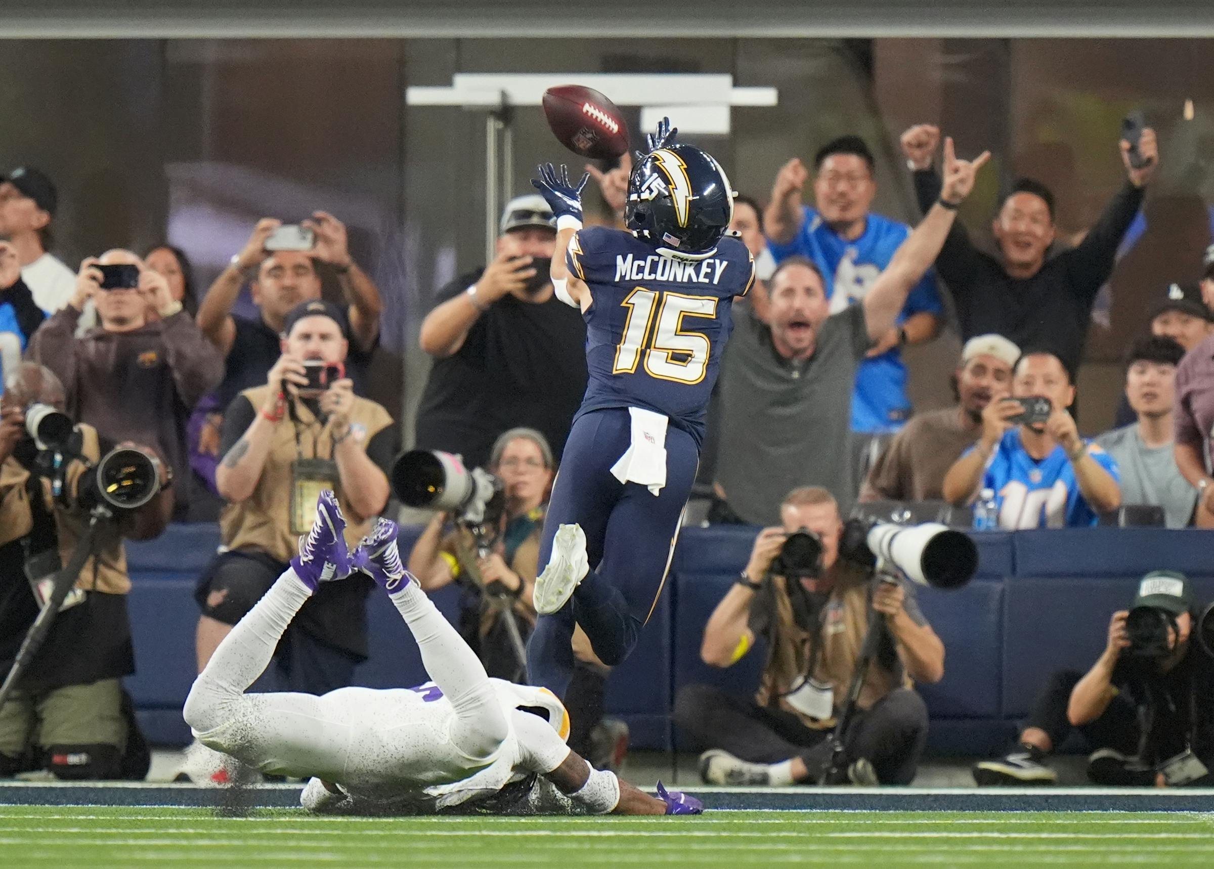 Chargers, Eagles use big plays to beat the Vikings
