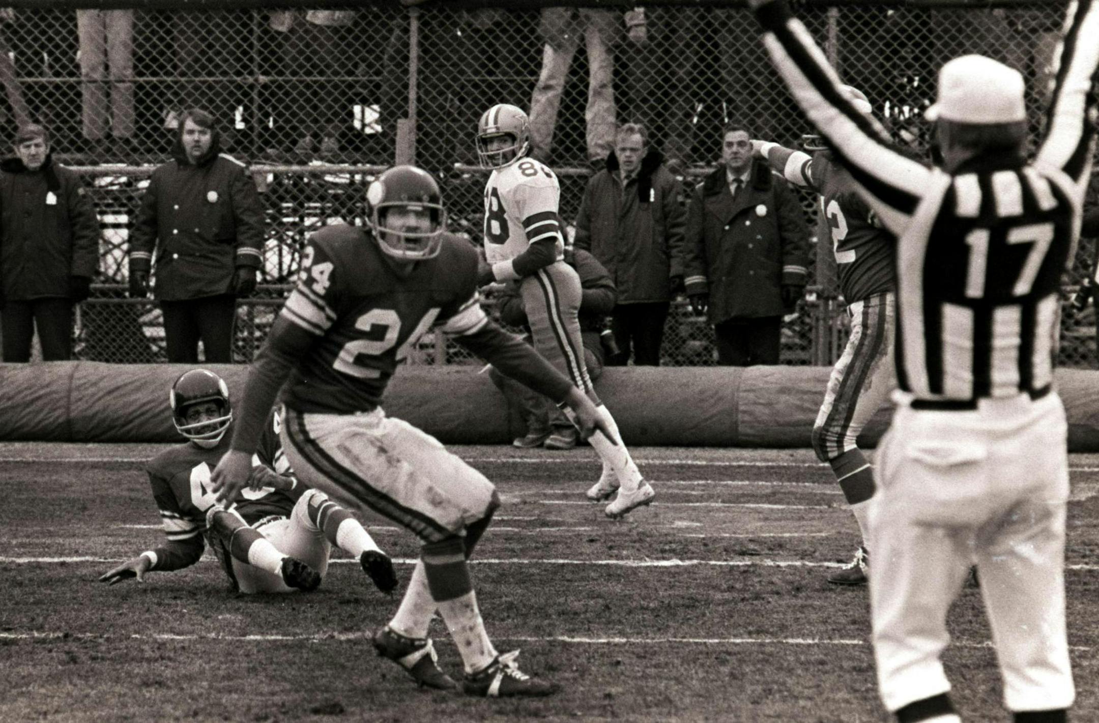 10/27/99 --- Dallas Cowboys wide receiver Drew Pearson (#88, center, rear) looks back to see a referee signal TD after catching the famous 'Hail Mary Pass' from QB Roger Staubach (not pictured) during the final minutes of their playoff game on 1/8/1975 in the Met Stadium in Minneapolis. Minnesota Viking defenders watch in dismay. Photo by John F. Rhodes, Dallas Morning News.