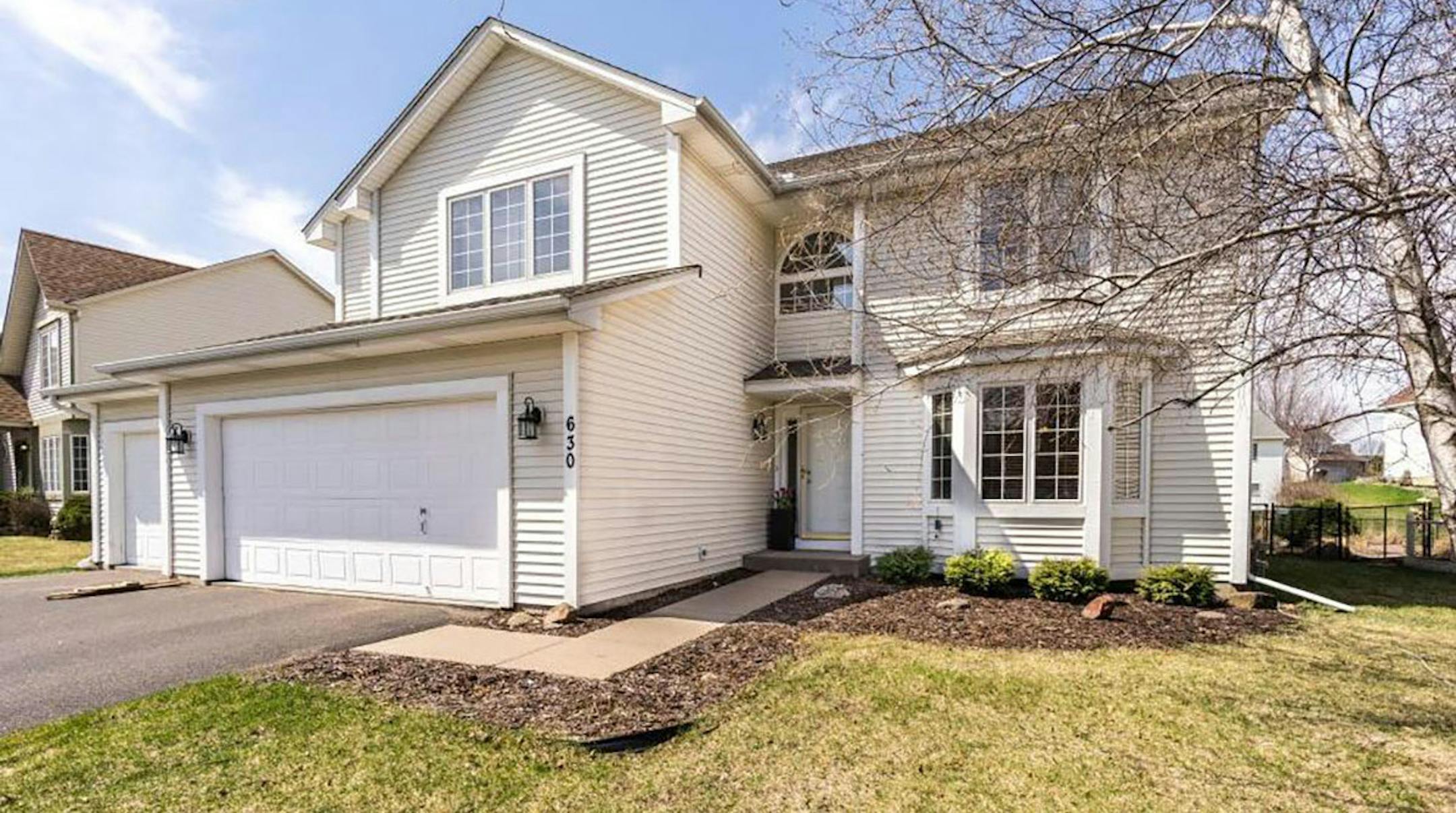 Woodbury
Built in 1998, this five-bedroom, four-bath house has 3,863 square feet and features three bedrooms on one level, loft, fireplace, hardwood floors, granite kitchen countertops and stainless steel appliances, full finished basement and deck. Listed by Doneva Carter, Wonderland Realty, 763-286-0704.