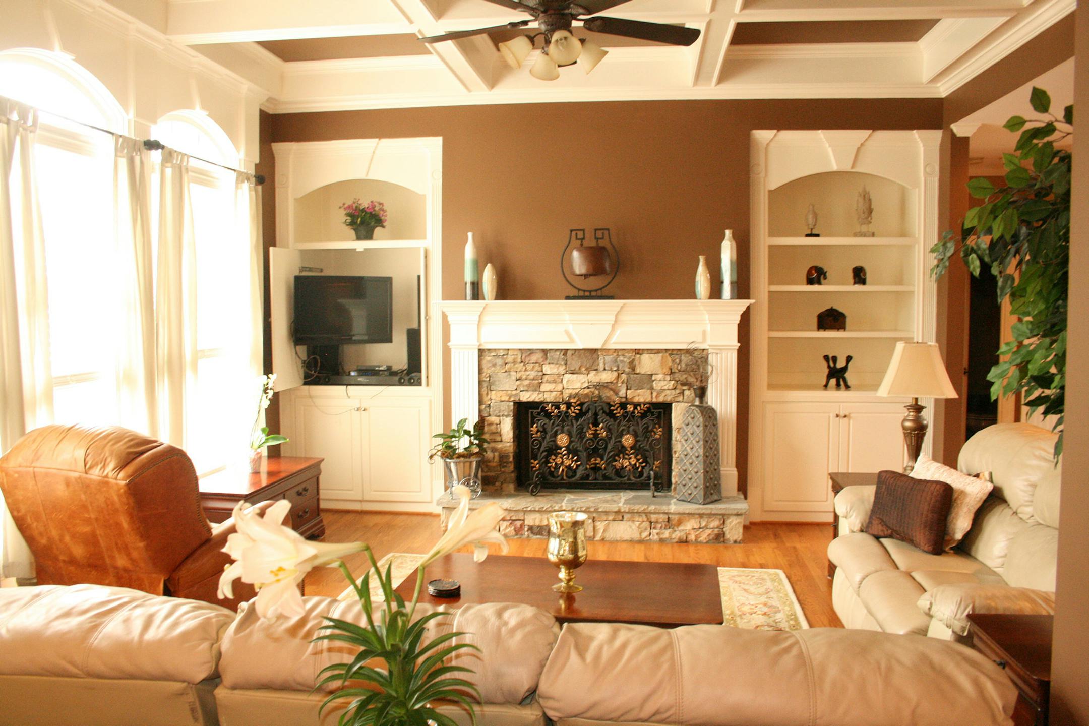 After: Pops of color through accents and accessories help add a lift. (Design Recipes/TNS) ORG XMIT: 1314364
