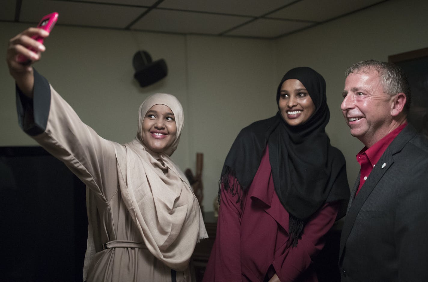 Ayan Abdi left ,and Nimo Ahmed took a photograph with St. Cloud Mayor Dave Kleis during a dinner at his home Tuesday September 19,2017 in St. Cloud, MN. ] JERRY HOLT &#xef; jerry.holt@startribune.com Jerry Holt