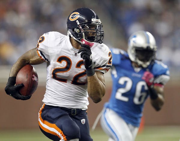 Chicago Bears running back Matt Forte (22) runs the ball after a pass reception against the Detroit Lions free during the second quarter Monday, Octob