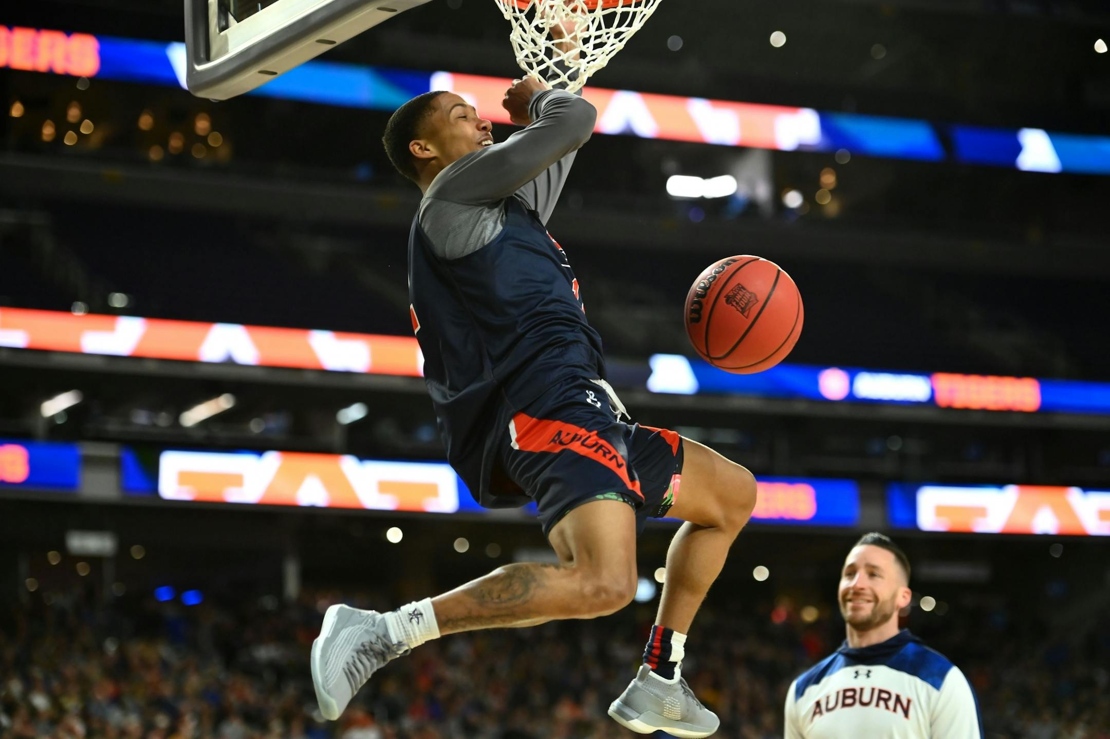 Auburn guard J'Von McCormick (12) dunked during a public practice.