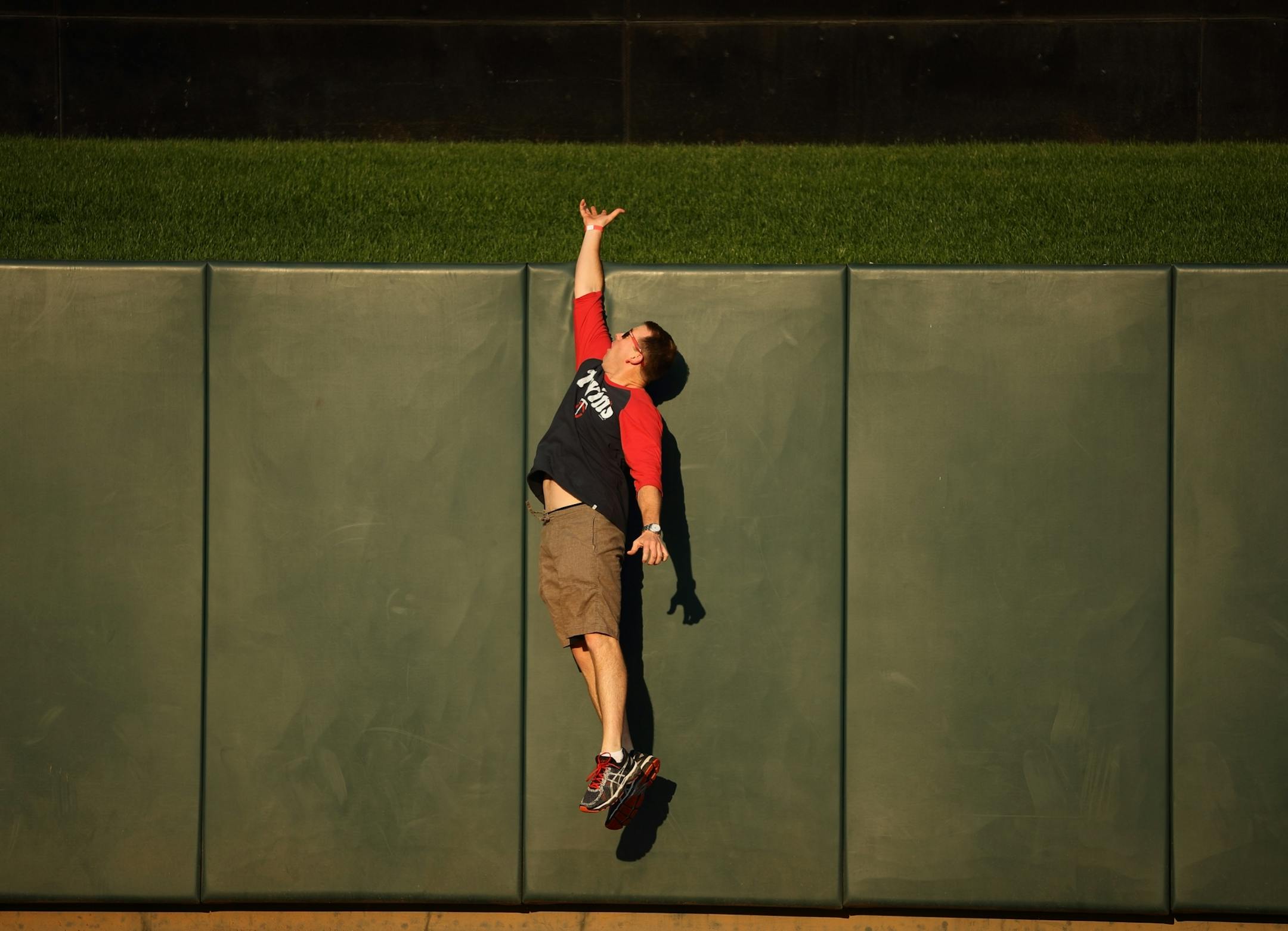 Carl Dean reenacted Kirby Puckett's iconic leaping catch against the wall in center field at Target Field during the Twins' 1987 Summer Celebration Thursday night.