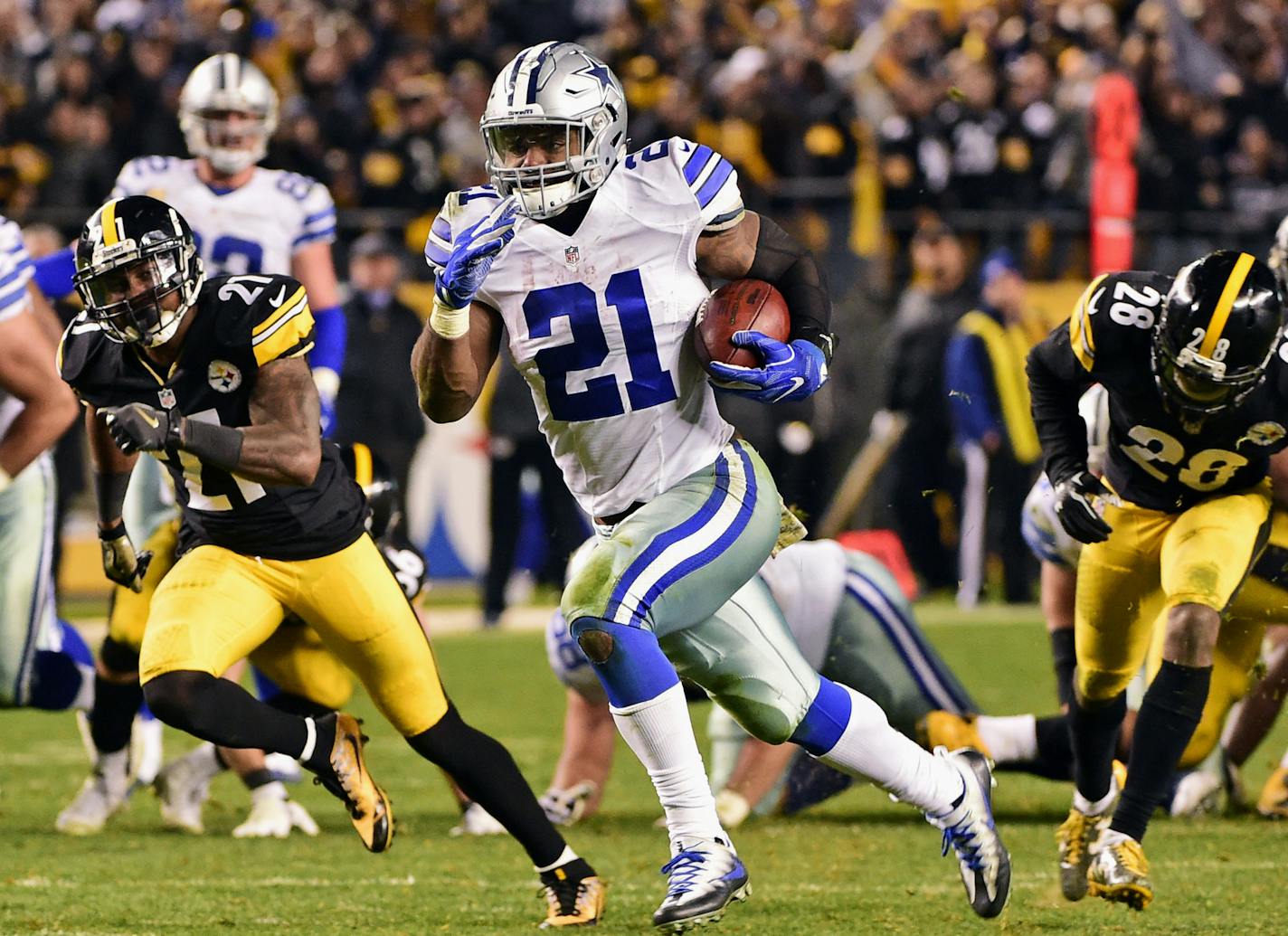 Dallas Cowboys running back Ezekiel Elliott (21) beats Pittsburgh Steelers strong safety Robert Golden (21) and Cortez Allen (28) to the end zone for a touchdown during the second half of an NFL football game in Pittsburgh, Sunday, Nov. 13, 2016. (AP Photo/Fred Vuich)