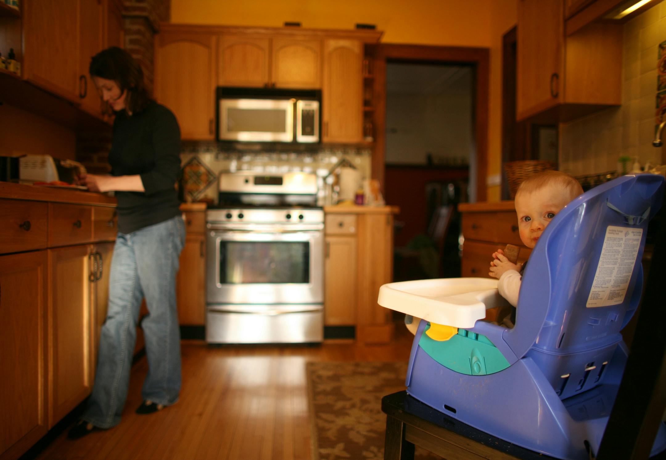 Patty Selly sliced organic apples for her son Julian's dinner.