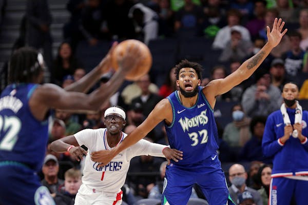 Timberwolves center Karl-Anthony Towns (32) calls for the ball from guard Patrick Beverley.