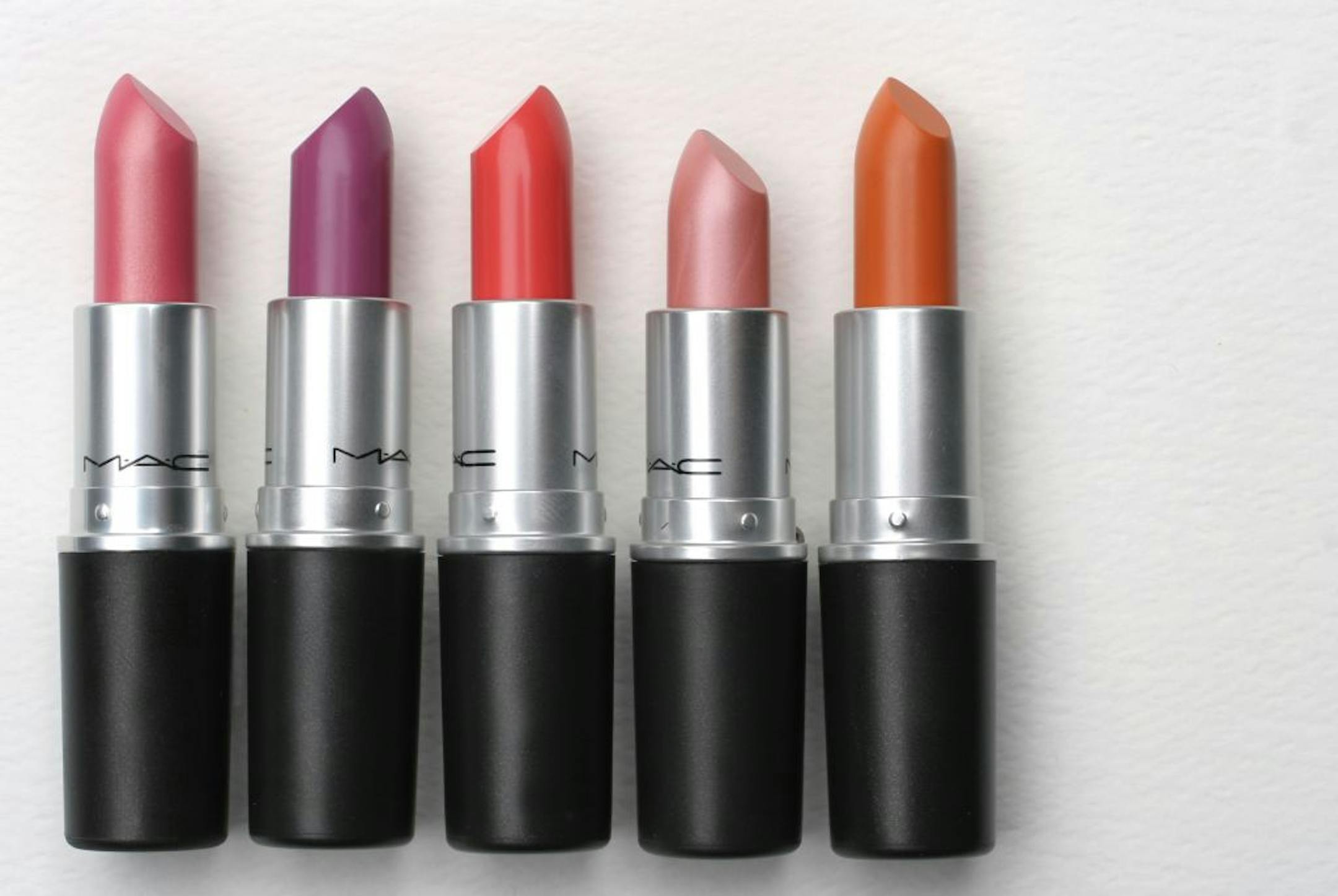 Illustration widget for the Signature cover dealing with spring colors in fashion.