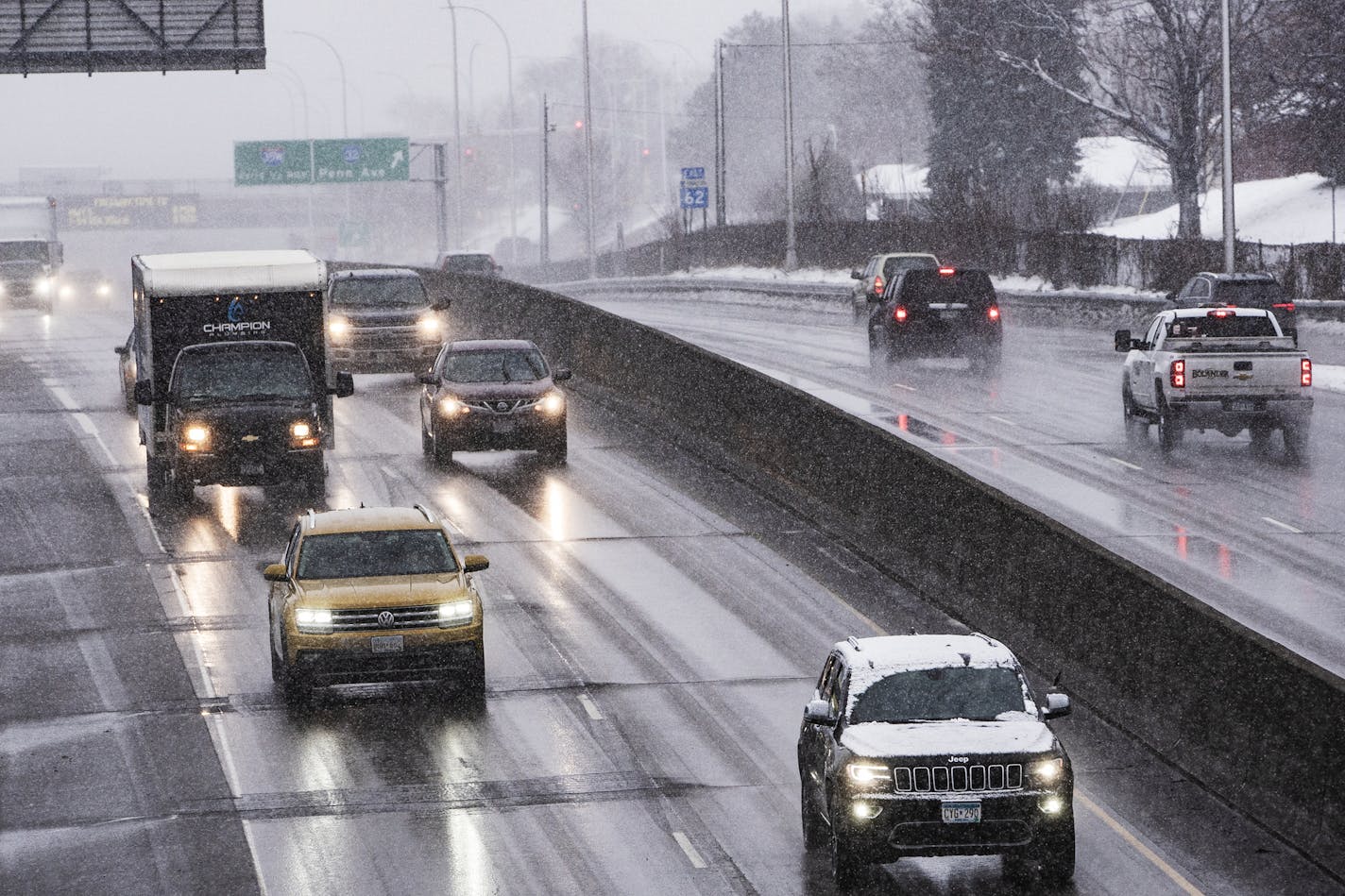 Traffic moved relatively well westbound on HWY 62 from the Xerxes Ave. overpass in Minneapolis during the rush hour commute. ] RICHARD TSONG-TAATARII &#xa5; richard.tsong-taatarii@startribune.com