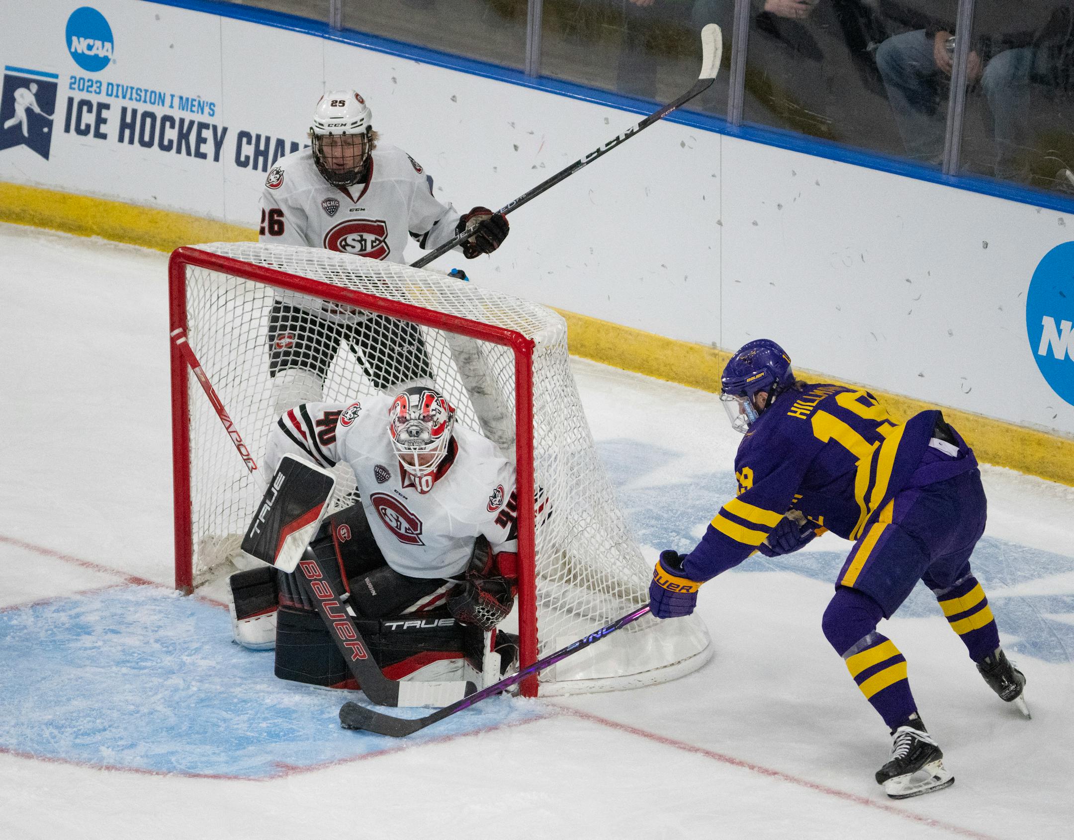 Minnesota State Mavericks forward Will Hillman (19) tried a wraparound on St. Cloud State Huskies goaltender Jaxon Castor (40) in the first period.