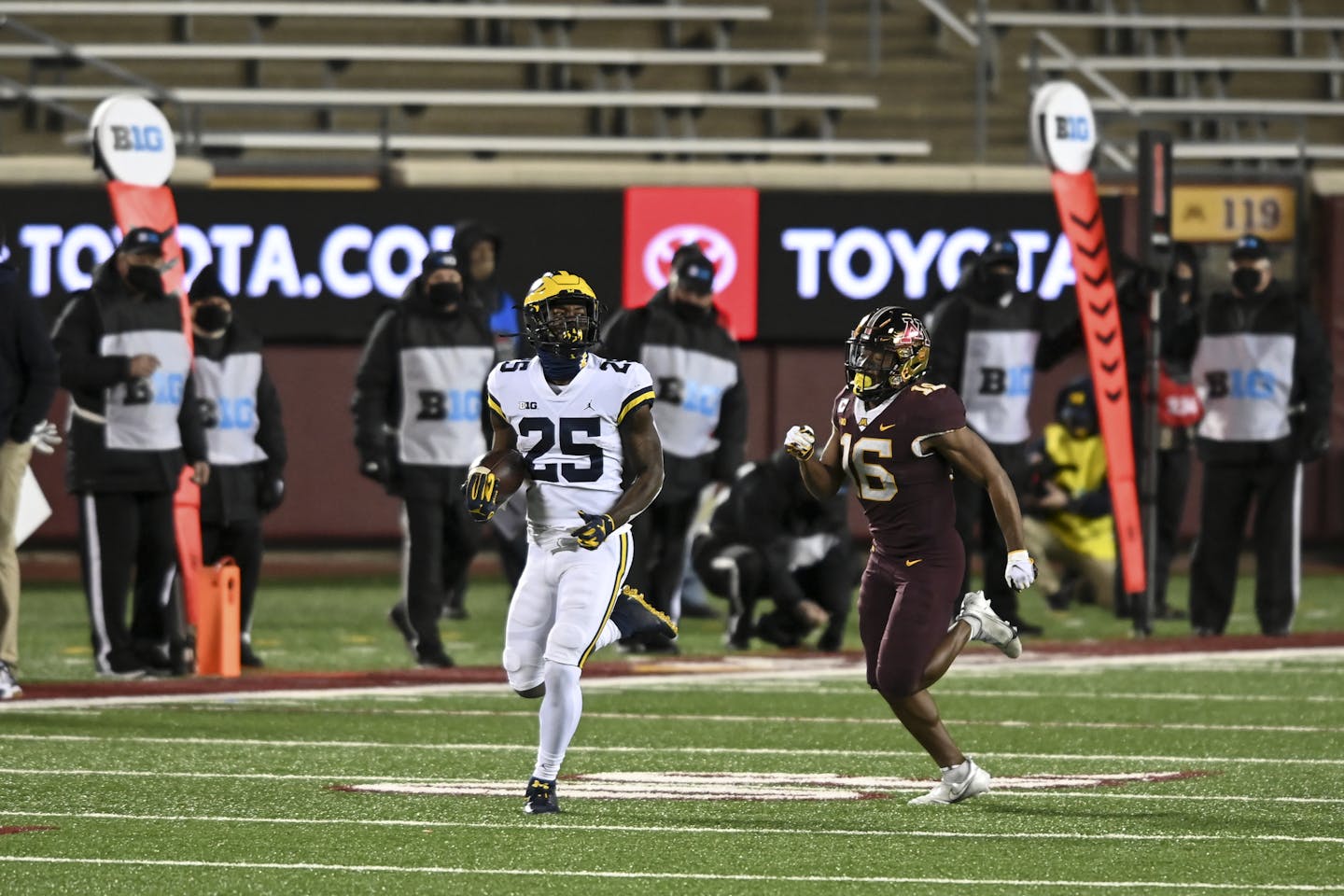 Michigan Wolverines running back Hassan Haskins (25) ran for 66 yards with Minnesota Gophers defensive back Coney Durr (16) in pursuit in the third quarter. ] AARON LAVINSKY • aaron.lavinsky@startribune.com The Minnesota Gophers played the Michigan Wolverines on Saturday, Oct. 24, 2020 at TCF Bank Stadium in Minneapolis, Minn.