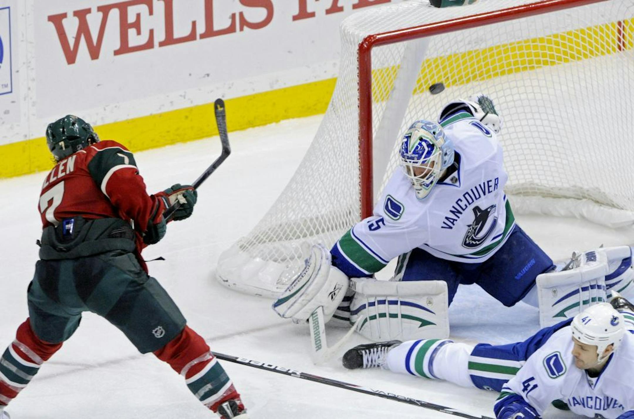 Minnesota Wild's Matt Cullen (7) scores the first of his two third period goals against Vancouver Canucks goalie Cory Schneider.