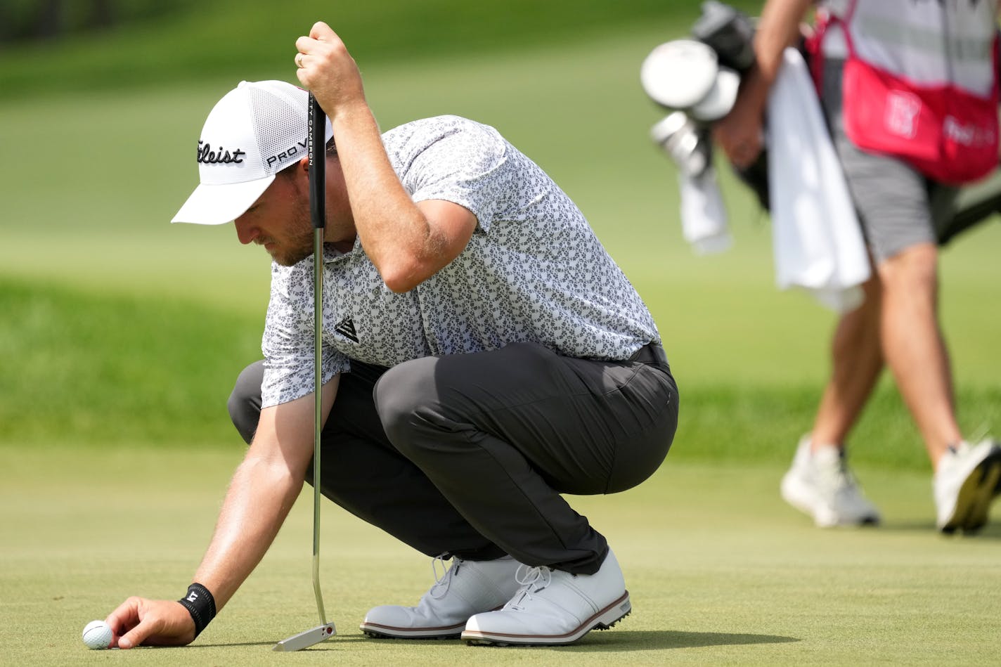 Lee Hodges lines up a putt on the 10th hole during the third round of the 3M Open Saturday, July 29, 2023 at TPC Twin Cities in Blaine, Minn. ] ANTHONY SOUFFLE • anthony.souffle@startribune.com