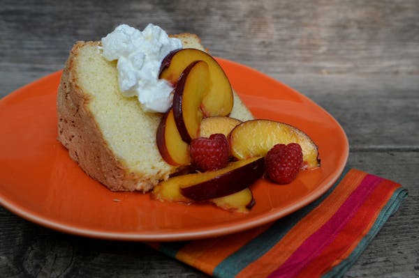 Sponge cake with peaches, raspberries and homemade whipped cream.