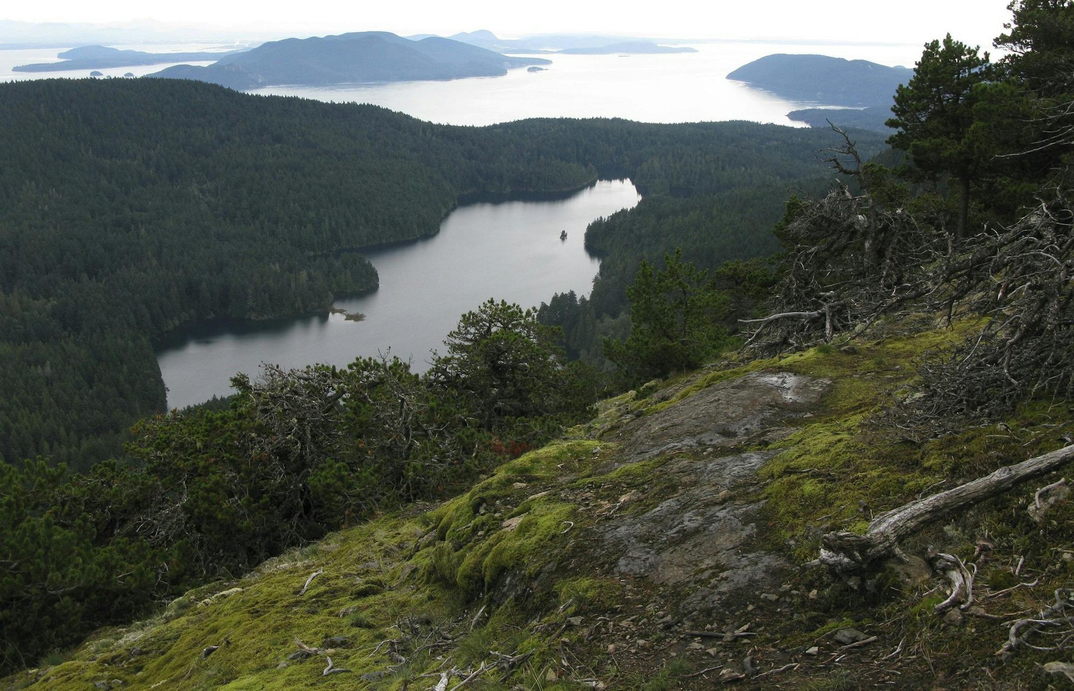 The hike up Washington's Mount Consititution offers a gorgeous view of a lake on Orcas Island and the islands beyond. (Josh Noel/Chicago Tribune/MCT) ORG XMIT: 1150897