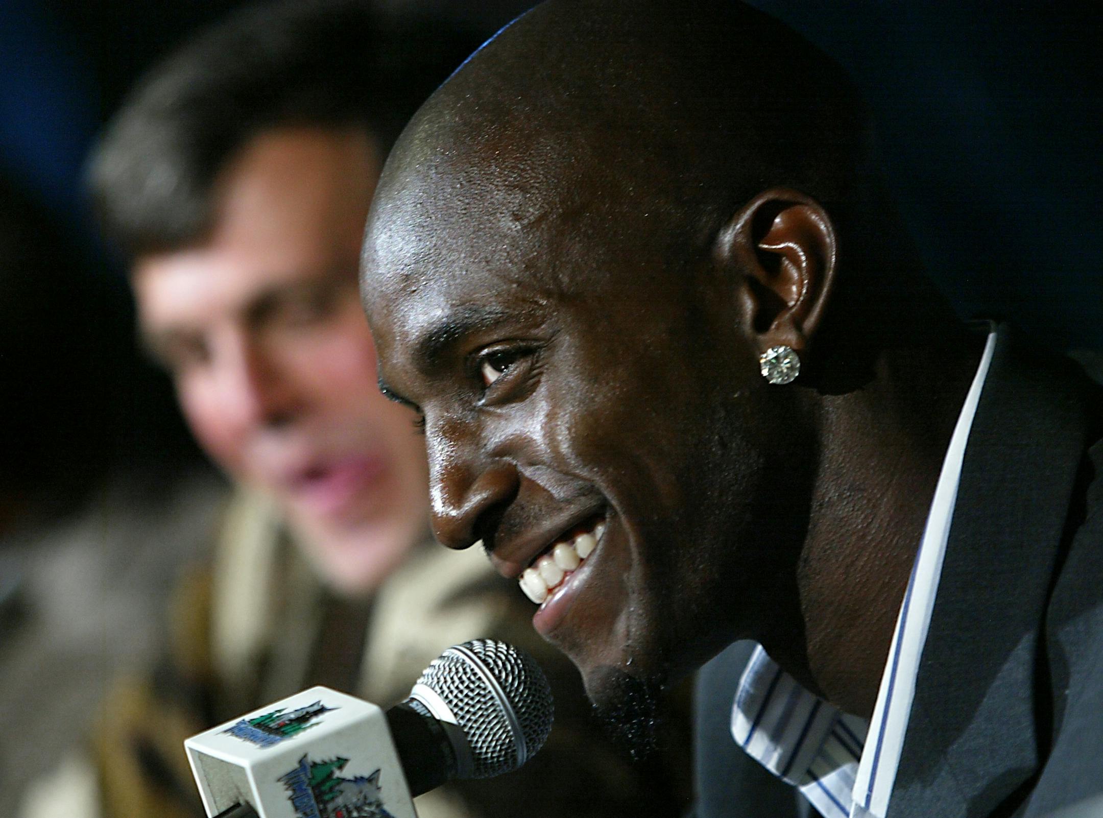 Minneapolis, MN., Wednesday, 10/1/2003. Minnesota Wolves Kevin Garnett was all smiles after General Manager Kevin McHale (at left) announced the NBA club has signed Garnett to a contract extension.