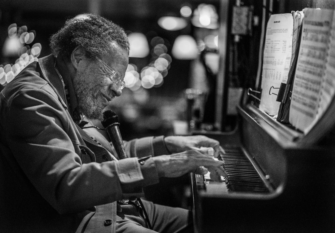 Cornbread Harris shows off his musical chops during a three-hour gig at the Loring Pasta Bar on Friday night. This weekly gig is an important source of income for the then 90-year old.] RICHARD TSONG-TAATARII ¥ richard.tsong-taatarii@startribune.com