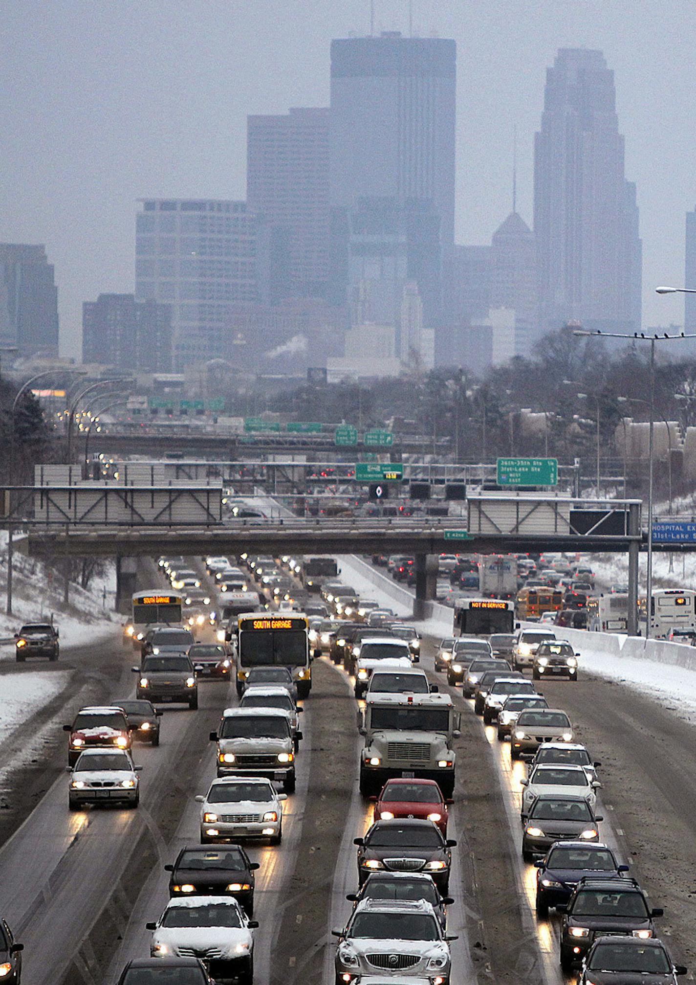 Last night's snowfall slowed down morning rush hour traffic on 35W in both directions, Tuesday, February 5, 2013 near downtown Minneapolis, MN. (ELIZABETH FLORES/STAR TRIBUNE) ELIZABETH FLORES &#x2022; eflores@startribune.com ORG XMIT: MIN1302050820421547