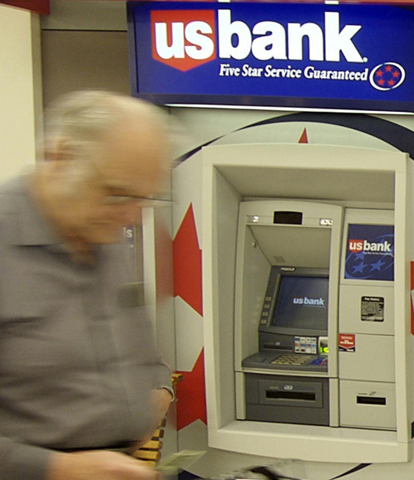 PHOTO CAPTION 4 of 5 (USBANK JPG7) CREDIT: Tim Parker/U.S. Bancorp U.S. Bank instore banker Jacinda Jarchow and co-manager Jason Childes asssit customers inside U.S. Bank's Des Peres Schnucks office in West St. Louis County. &#x2020;The full-service bank is open 7 days a week, even drawing customers on Sundays. ORG XMIT: MIN2015070716154542