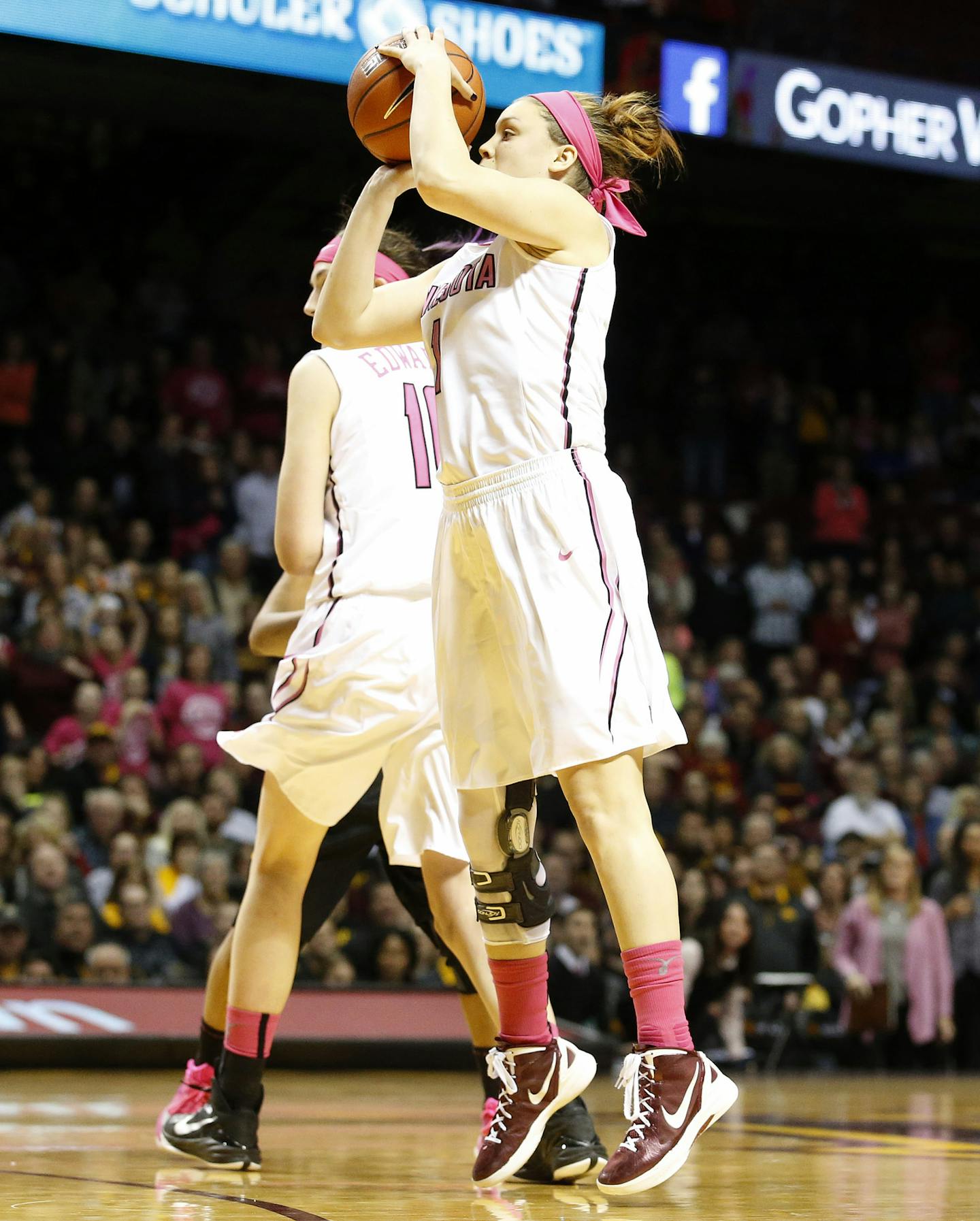 Rachel Banham (1) shot a three pointer in the in the final second of the game. Minnesota beat Iowa by a final score of 78-76. Banham finished with 35 points. ] CARLOS GONZALEZ cgonzalez@startribune.com - February 15, 2016, Minneapolis, MN, Williams Arena, NCAA, University of Minnesota Women's Gophers Basketball, Minnesota vs. Iowa Hawkeyes