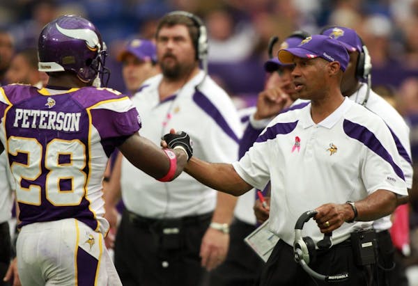 Head coach Leslie Frazier congratulated running back Adrian Peterson after the Vikings ran the ball for several first downs late in the fourth quarter