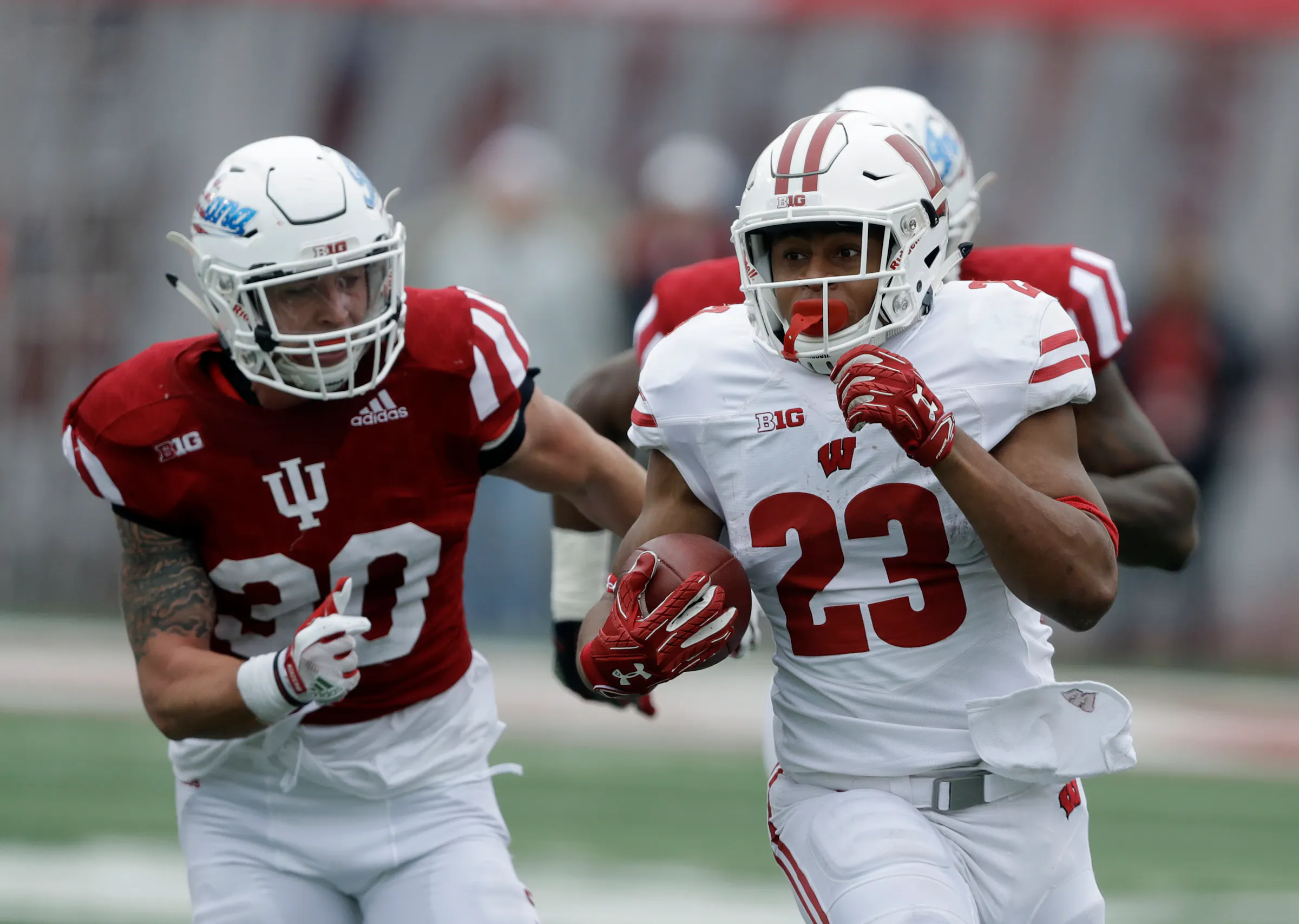 Wisconsin brings big-play RB, resilient QB to game vs. Gophers